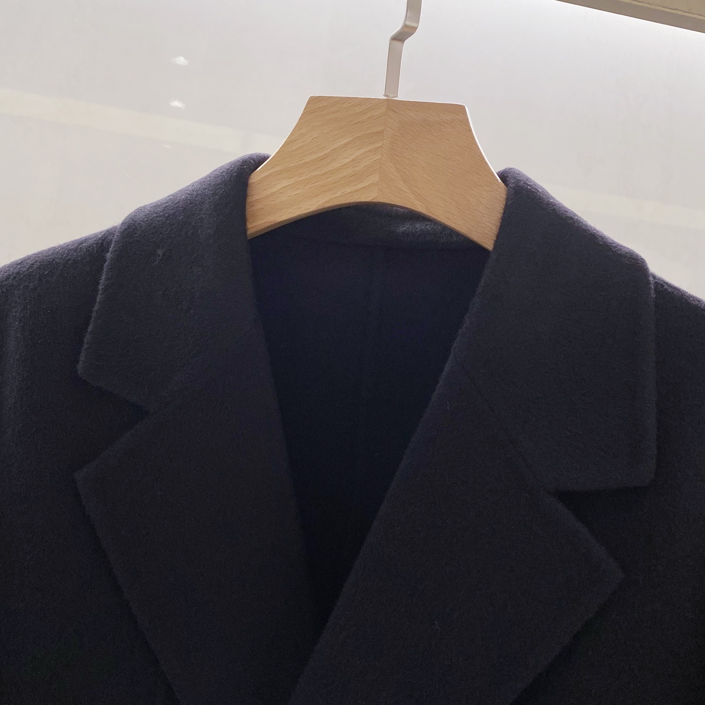 【典藏臻品】H家族男士25年秋冬最新羊绒羊毛混纺大衣臻品问世，时光与匠心的永恒对话！承袭百年工坊的皮革缝