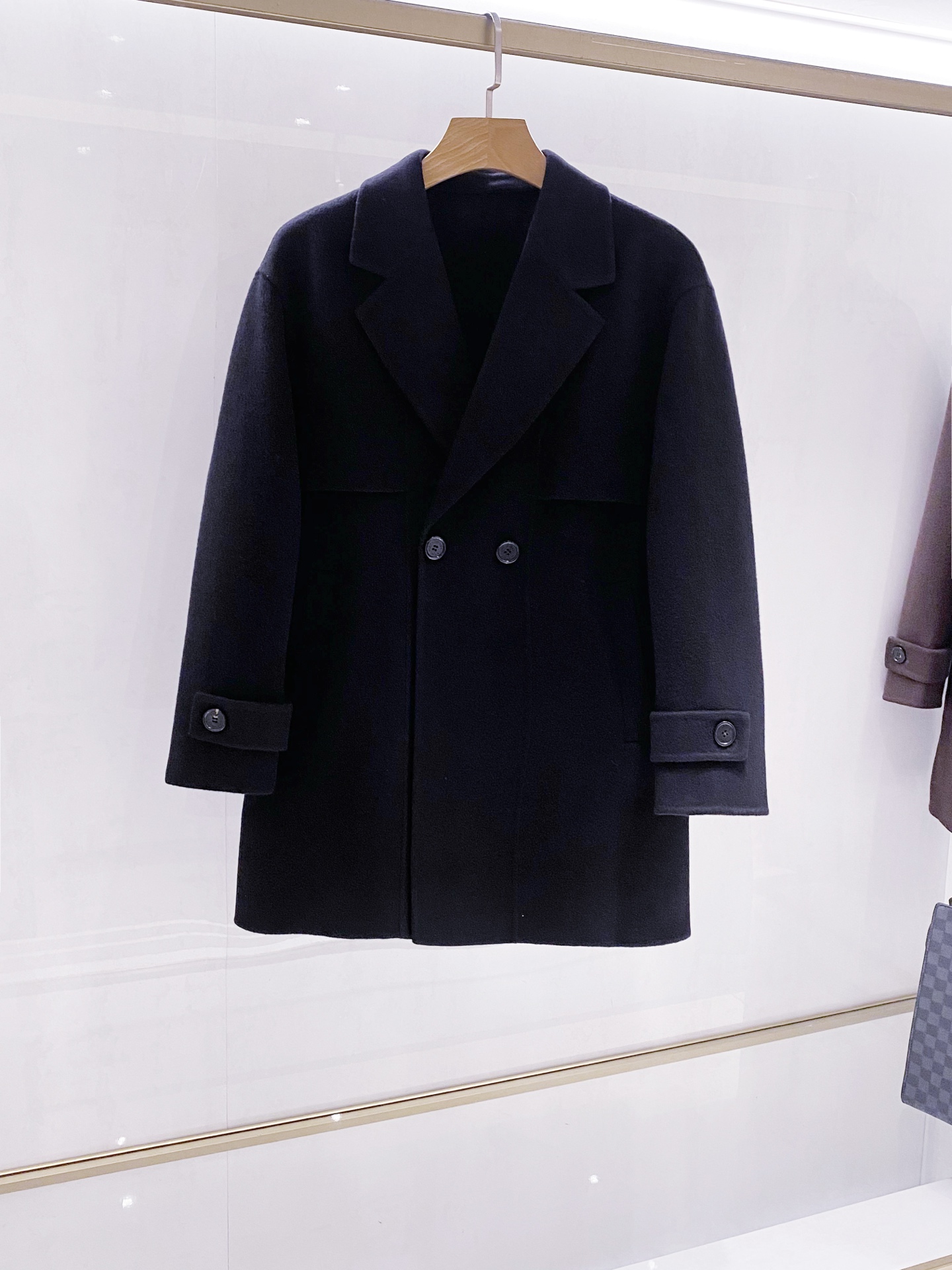 【典藏臻品】H家族男士25年秋冬最新羊绒羊毛混纺大衣臻品问世，时光与匠心的永恒对话！承袭百年工坊的皮革缝