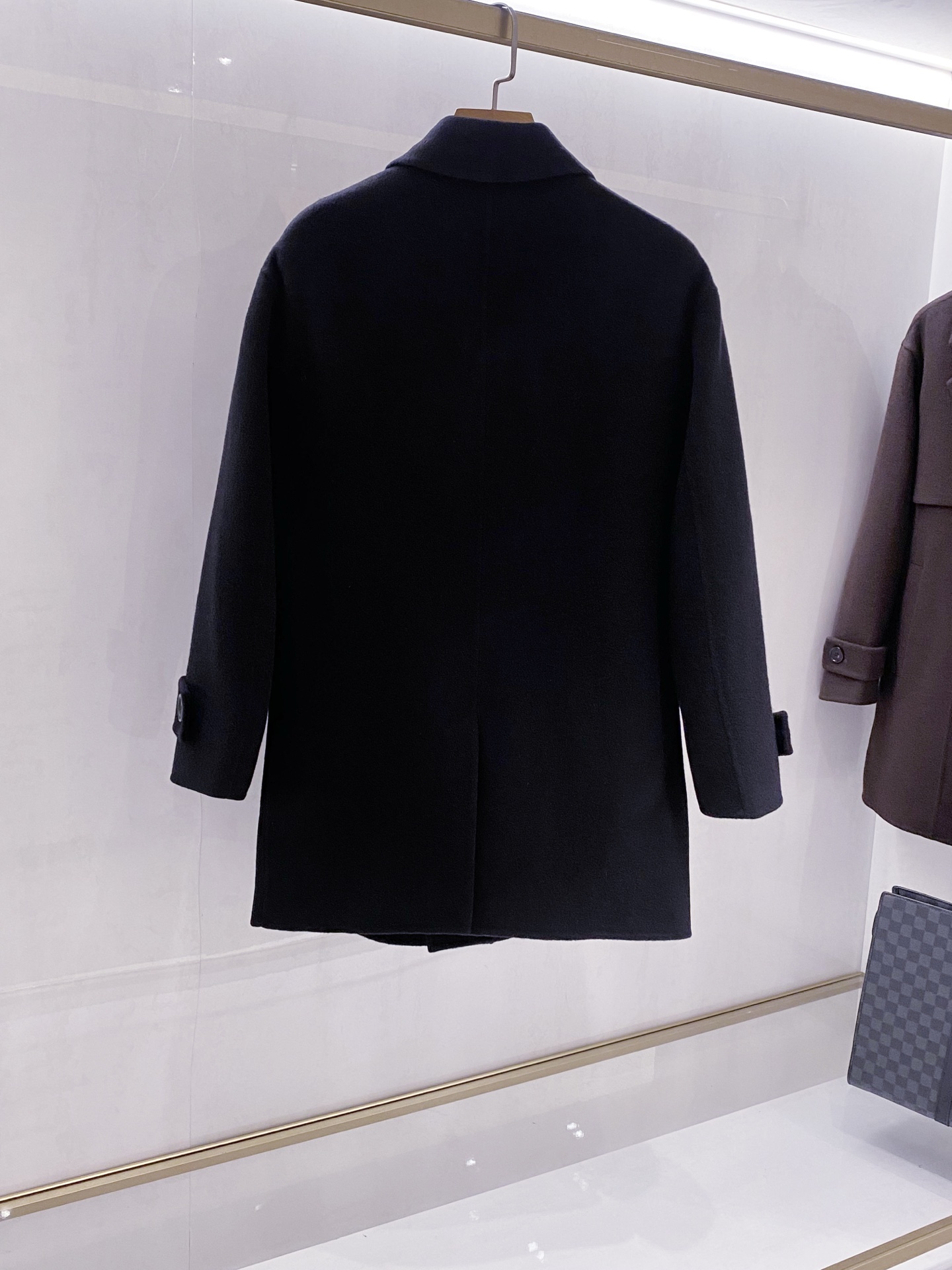 【典藏臻品】H家族男士25年秋冬最新羊绒羊毛混纺大衣臻品问世，时光与匠心的永恒对话！承袭百年工坊的皮革缝