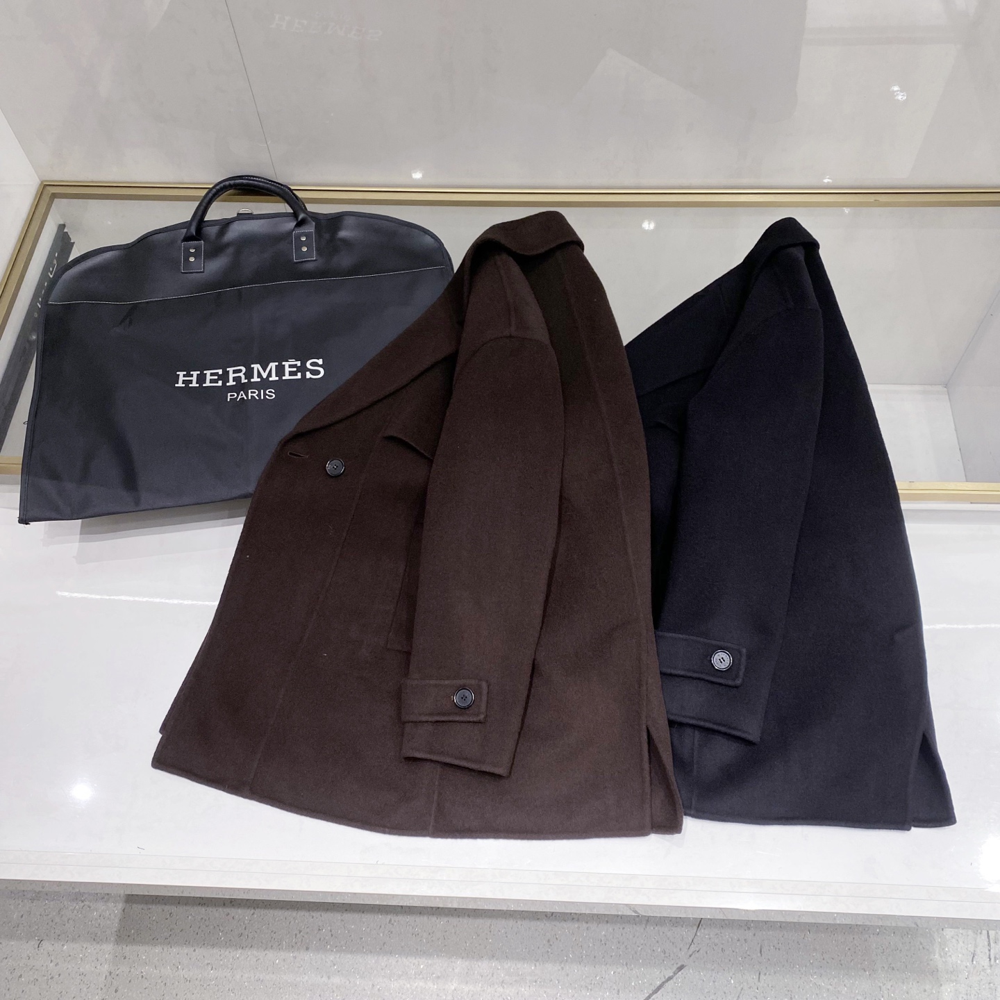 【典藏臻品】H家族男士25年秋冬最新羊绒羊毛混纺大衣臻品问世，时光与匠心的永恒对话！承袭百年工坊的皮革缝