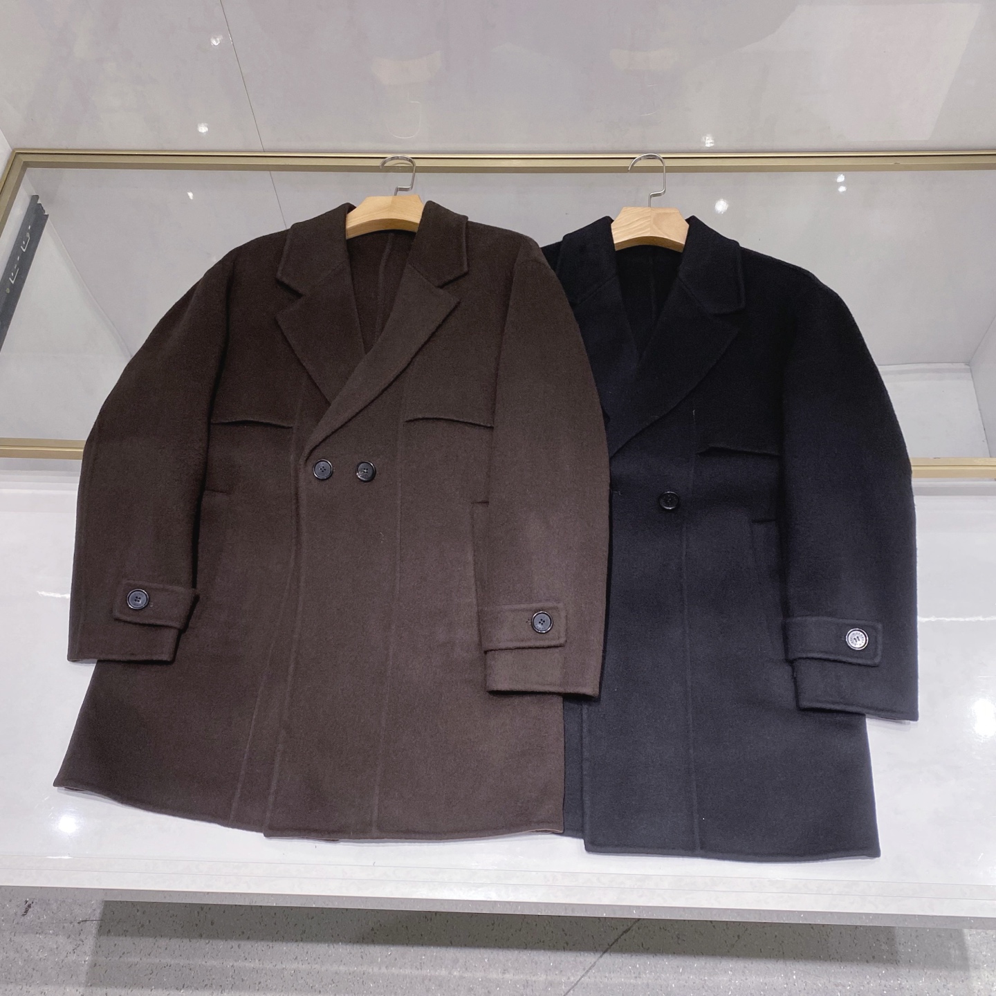 NO:646718,[Premium Collection] H Family Men's latest cashmere and wool blended coats for autumn and winter 25 are released, an eternal dialogue between time and ingenuity!  Inheriting the leather sewing skills of the century-old workshop, this coat uses the H family's unique craft philosophy to reshape the aesthetics of winter clothing and continue the glorious gene of the equestrian family in every stitch.,,alexander wang19860909【典藏臻品】H家族男士25年秋冬最新羊绒羊毛混纺大衣臻品问世,时光与匠心的永恒对话！ 承袭百年工坊的皮革缝制技艺,这款大衣以H家独有的工艺哲学重塑冬日着装美学,在每一针脚间延续马术家族的荣耀基因.,,alexander wang,Men's clothing