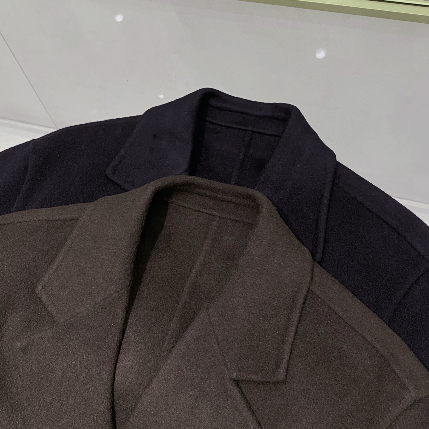 【典藏臻品】H家族男士25年秋冬最新羊绒羊毛混纺大衣臻品问世，时光与匠心的永恒对话！承袭百年工坊的皮革缝