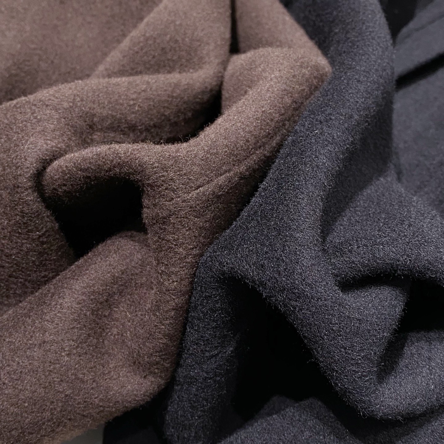 【典藏臻品】H家族男士25年秋冬最新羊绒羊毛混纺大衣臻品问世，时光与匠心的永恒对话！承袭百年工坊的皮革缝