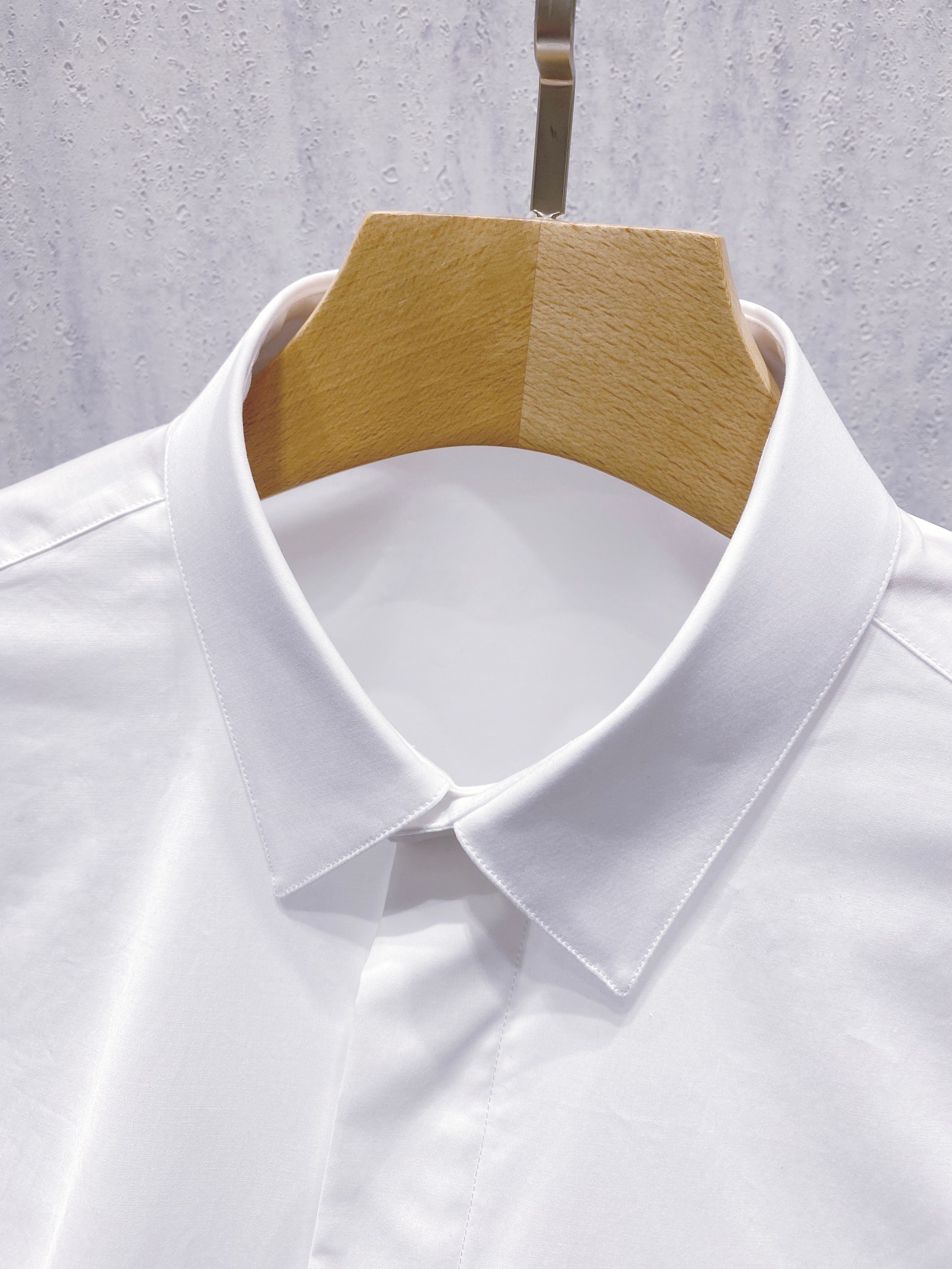 【典藏臻品】D家最新极简主义衬衫，以纯粹净白定义全新篇章，26年春夏新款，官方专柜主推展示，香港洋行渠道