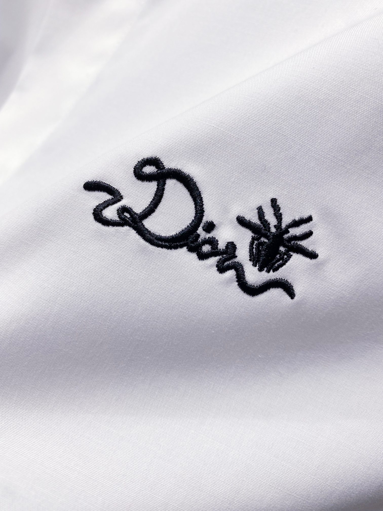 【典藏臻品】D家最新极简主义衬衫，以纯粹净白定义全新篇章，26年春夏新款，官方专柜主推展示，香港洋行渠道