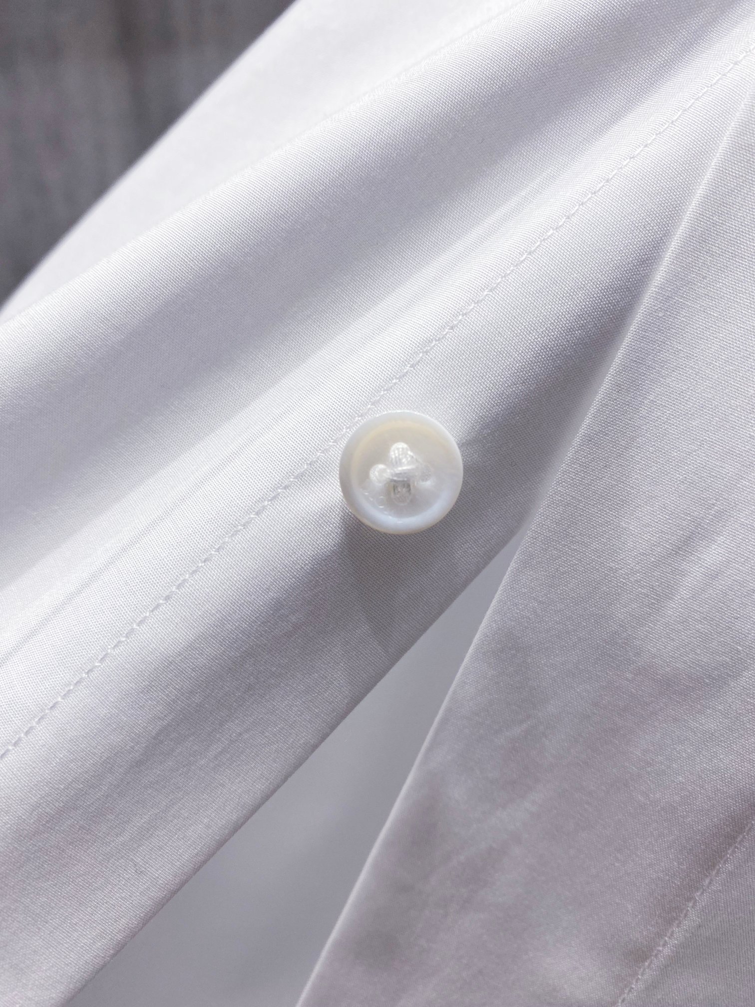【典藏臻品】D家最新极简主义衬衫，以纯粹净白定义全新篇章，26年春夏新款，官方专柜主推展示，香港洋行渠道