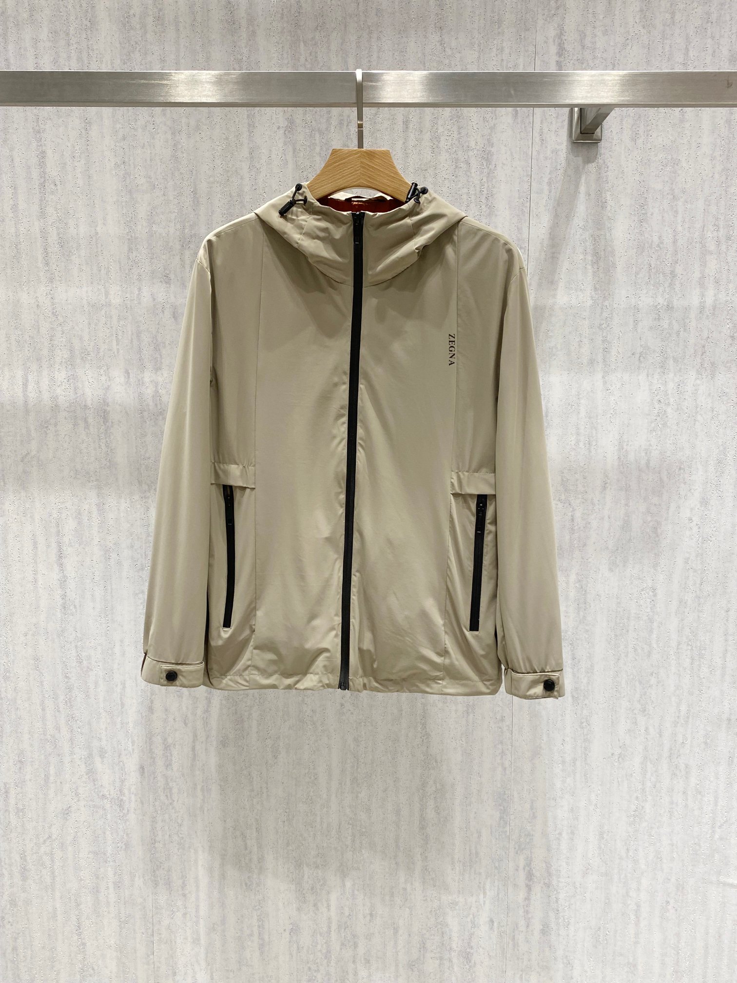 【臻品之选，EZ家入春薄款连帽夹克｜功能与美学的双重表达】作为意大利百年男装品牌，EZ家始终以“现代优雅