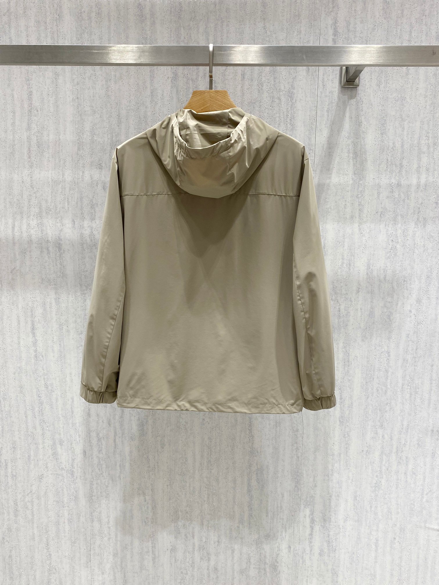 【臻品之选，EZ家入春薄款连帽夹克｜功能与美学的双重表达】作为意大利百年男装品牌，EZ家始终以“现代优雅