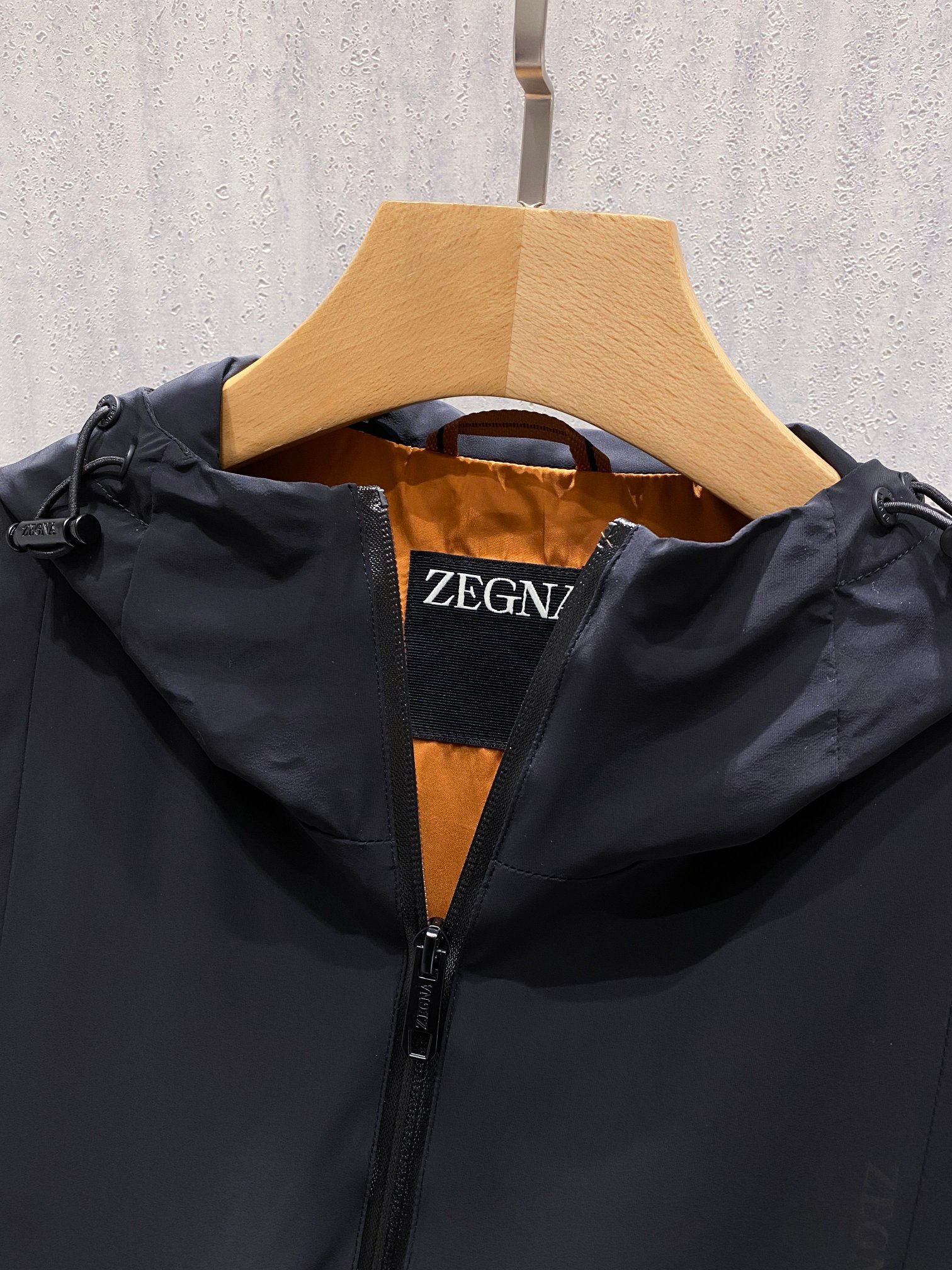 【臻品之选，EZ家入春薄款连帽夹克｜功能与美学的双重表达】作为意大利百年男装品牌，EZ家始终以“现代优雅