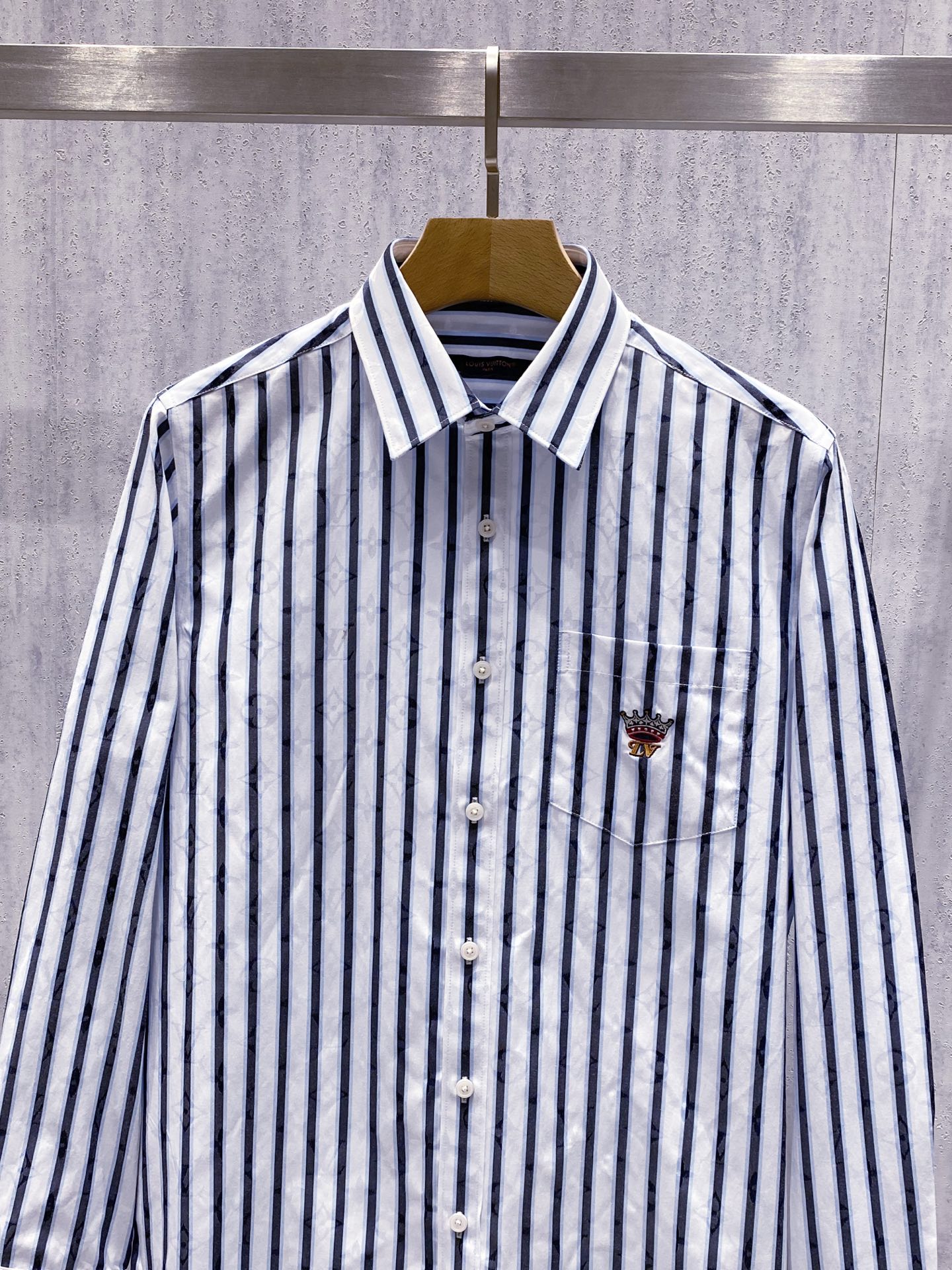 【典藏臻品】路易*登26年春夏最新潮流男士双色蓝竖条纹长袖衬衫，重磅首发！独家货源，高定级别臻品！ 该品