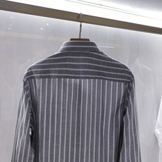 【新品】 BC家新品条纹天丝亚麻长袖衬衫,依靠顶级天然面料与考究剪裁定义高端穿搭,是追求内敛格调的成熟男士专属刚需单品。 【新品】 BC家新品条纹天丝亚麻长袖衬衫,依靠顶级天然面料与考究剪裁定义高端穿搭,是追求内敛格调的成熟男士专属刚需单品。