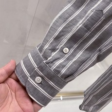 【新品】 BC家新品条纹天丝亚麻长袖衬衫,依靠顶级天然面料与考究剪裁定义高端穿搭,是追求内敛格调的成熟男士专属刚需单品。 【新品】 BC家新品条纹天丝亚麻长袖衬衫,依靠顶级天然面料与考究剪裁定义高端穿搭,是追求内敛格调的成熟男士专属刚需单品。