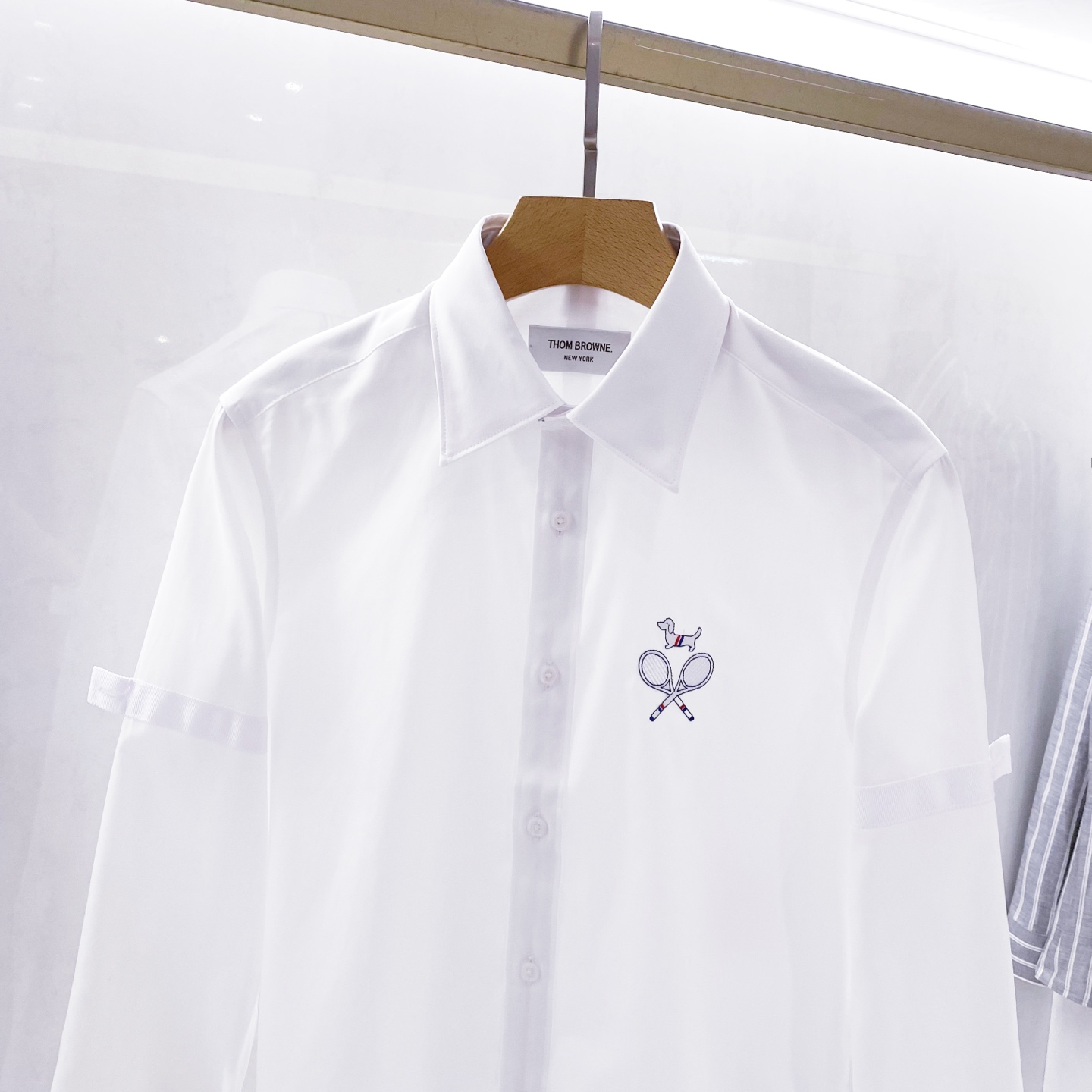 【典藏新品】TB家精美刺绣长袖白衬衫,独树一帜的美式学院贵族美学,这件衬衫更是品牌标志性王牌单品,上身瞬间解锁名校贵公子 【典藏新品】TB家精美刺绣长袖白衬衫,独树一帜的美式学院贵族美学,这件衬衫更是品牌标志性王牌单品,上身瞬间解锁名校贵公子