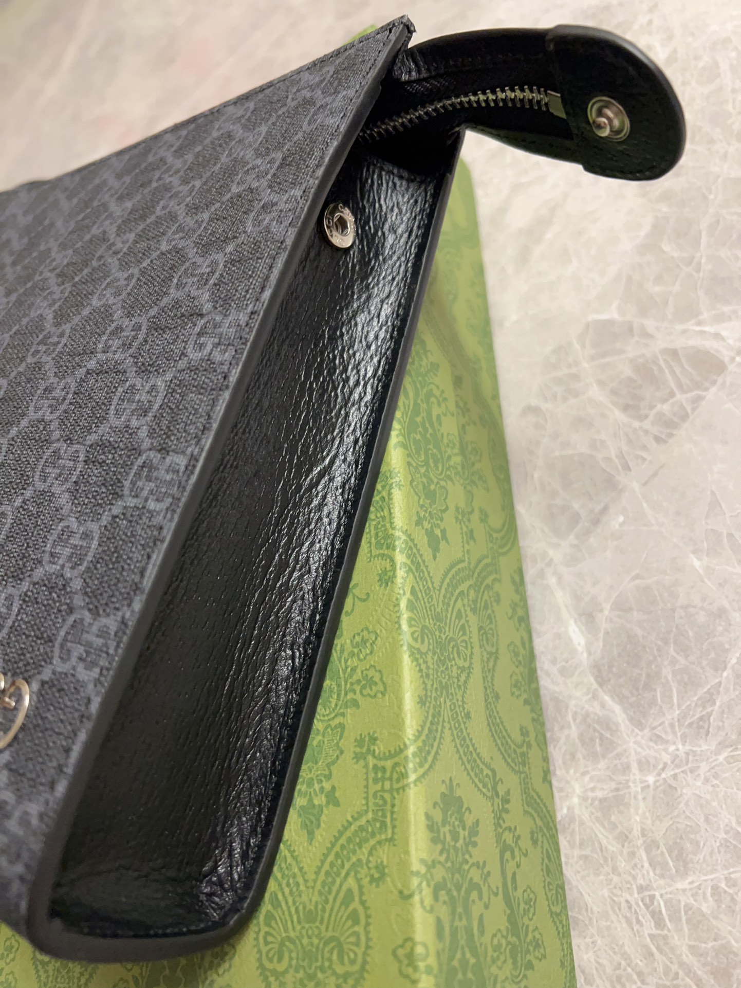 专柜品质顶级原单货系列手拿包可拆卸腕带黑PVC啡红啡黄啡绿啡蓝5个颜色出货款号768255尺寸18X26