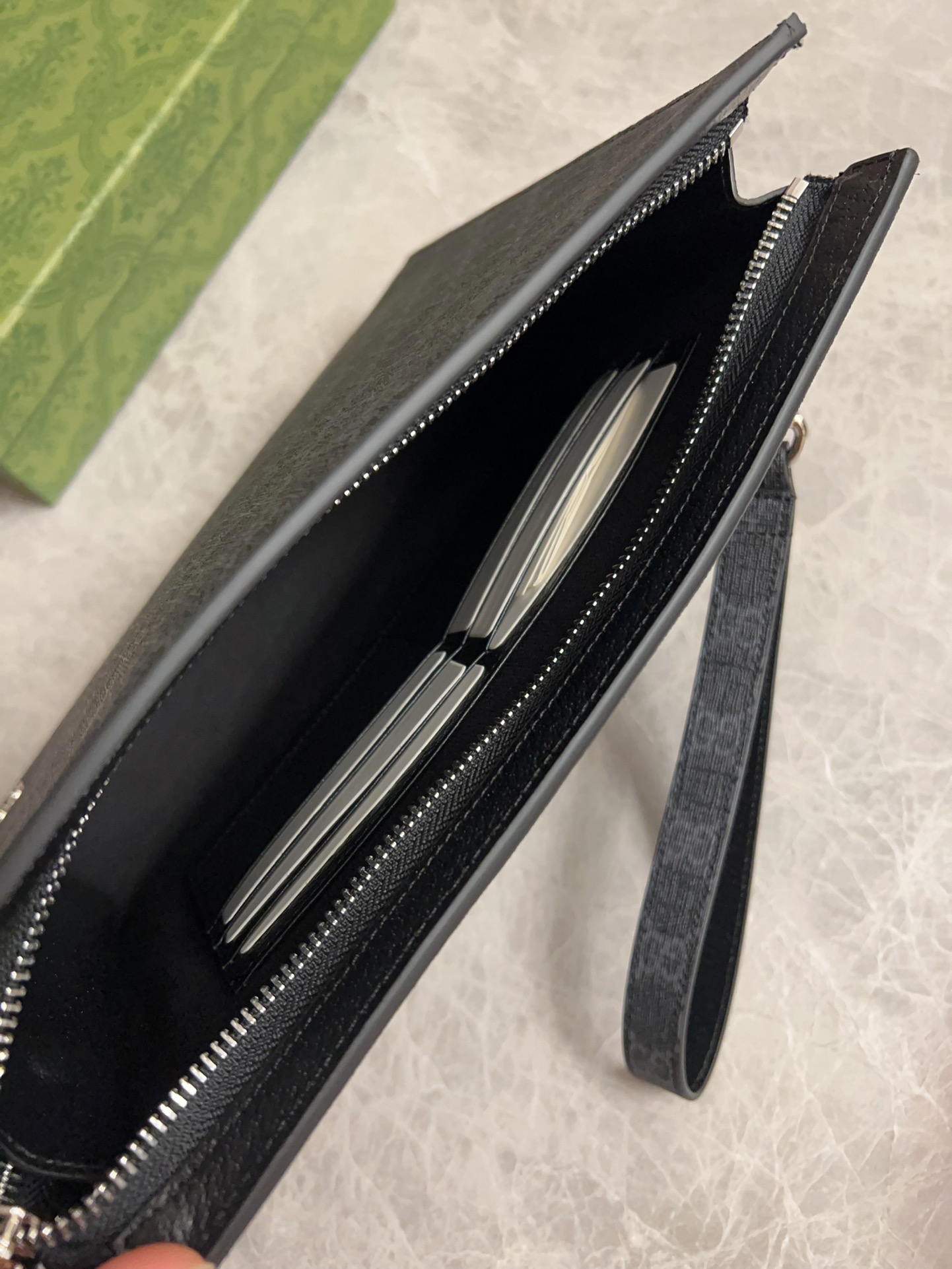 专柜品质顶级原单货系列手拿包可拆卸腕带黑PVC啡红啡黄啡绿啡蓝5个颜色出货款号768255尺寸18X26