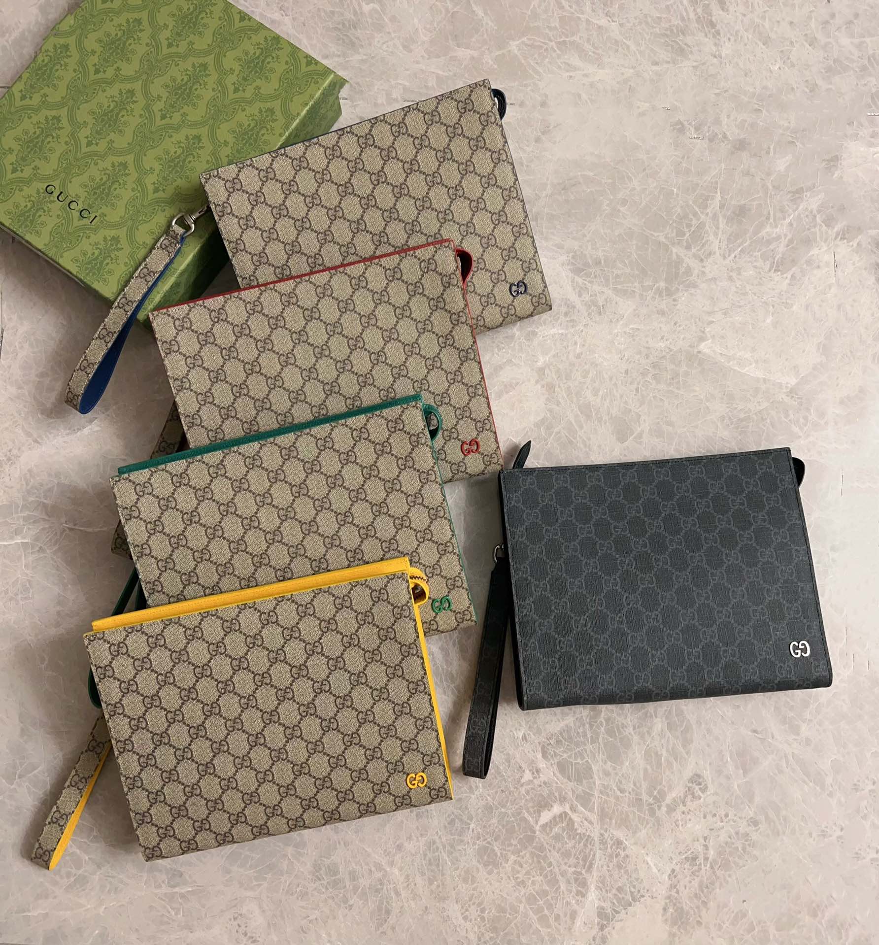 专柜品质顶级原单货系列手拿包可拆卸腕带黑PVC啡红啡黄啡绿啡蓝5个颜色出货款号768255尺寸18X26