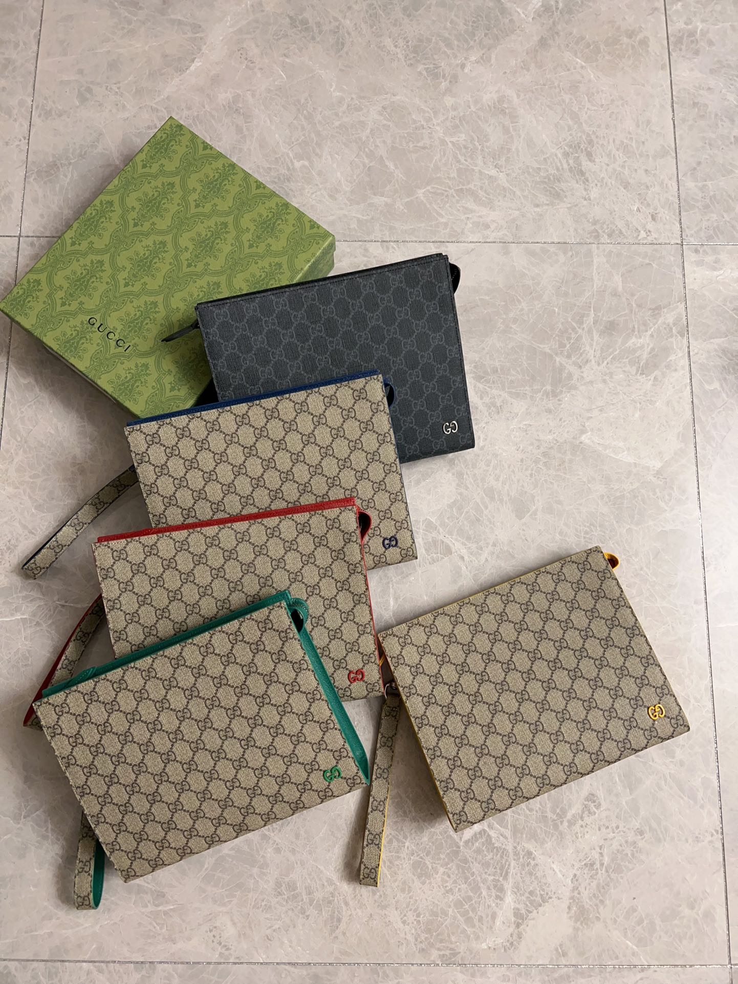 专柜品质顶级原单货系列手拿包可拆卸腕带黑PVC啡红啡黄啡绿啡蓝5个颜色出货款号768255尺寸18X26