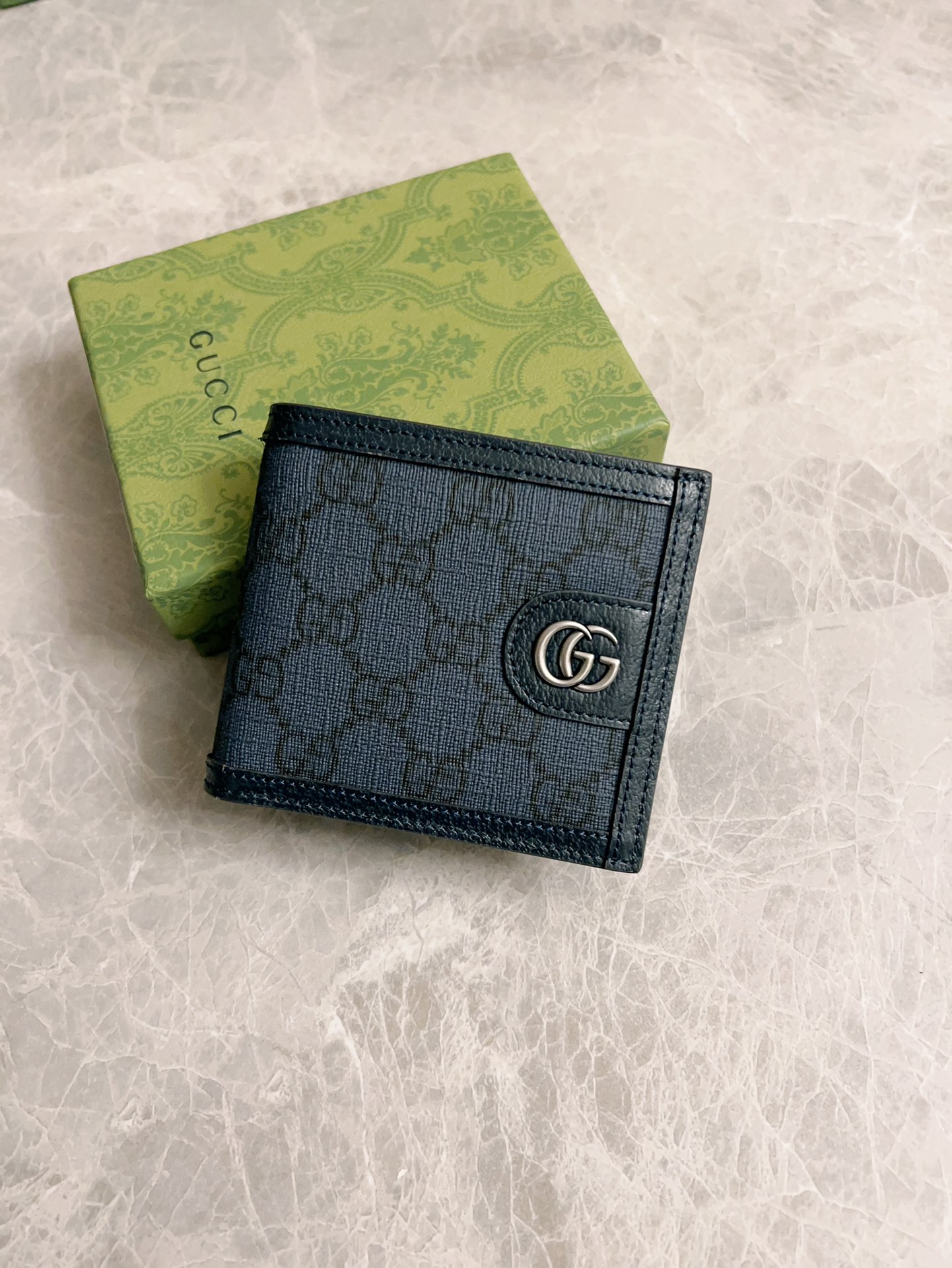 NO:671159,GucciO's latest phidia series short wallet, the Ophidia series items have endless retro feelings. Dark blue GG Supreme canvas, dark blue cowhide piping, palladium tone accessories Double G Model 597609 (insert a card and a coin pocket) Size 12x 9.5cm Color dark blue/pvc., Gucci wallet, gucci, wallets, cowhide19860909GucciO最新phidia系列短式钱包,Ophidia系列单品不息的复古情怀.深蓝色GG Supreme帆布,深蓝色牛皮滚边,钯金色调配件 双G 型号597609（一边插卡一边零钱袋） 尺寸12x 9.5cm 颜色深蓝色/pvc.,Gucci钱包,gucci,wallets,cowhide,欧美剧