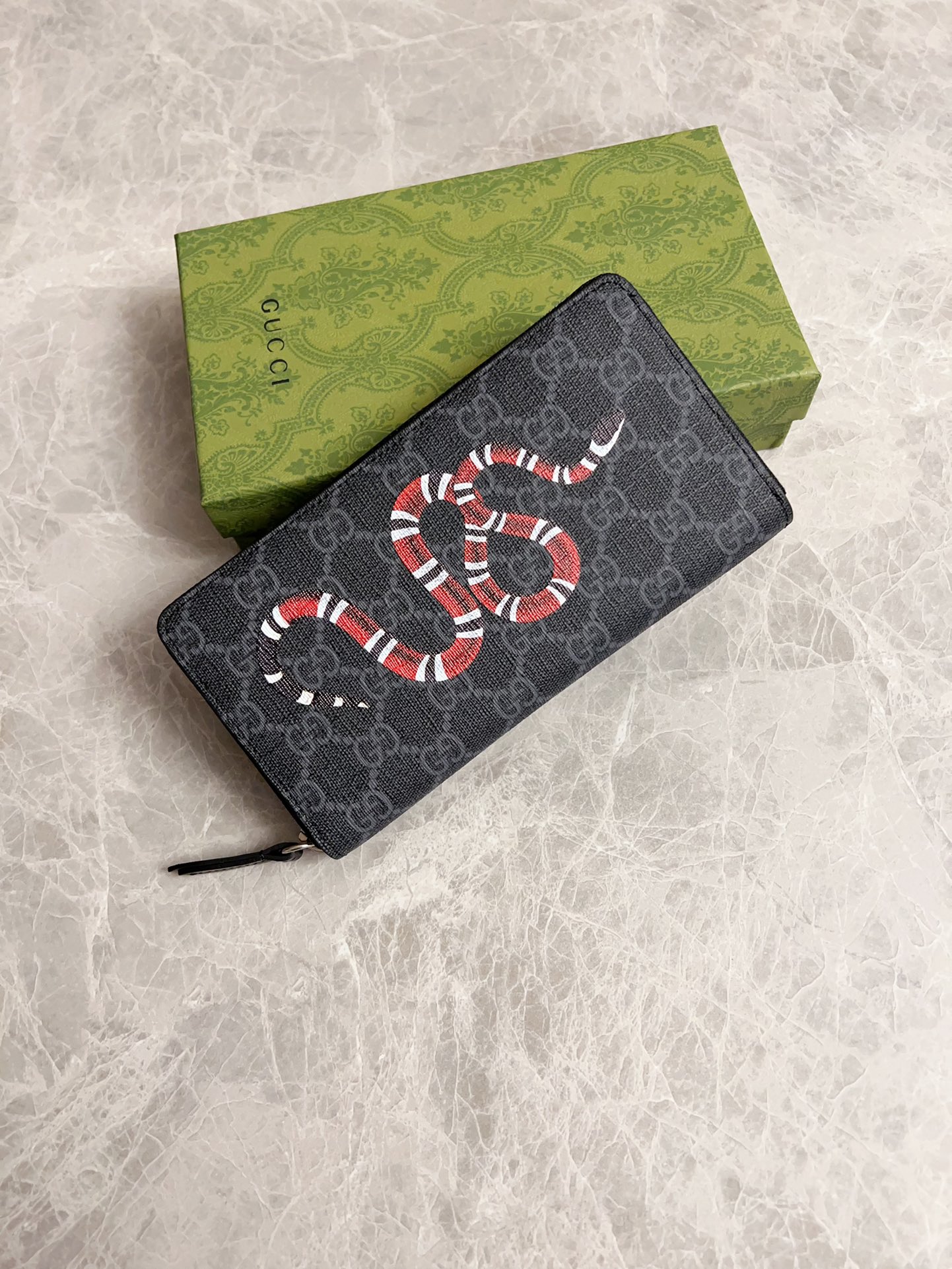 NO:673955,New men's wallet!  Synchronized with the counter, original shaved leather with high-quality PVC fabric tear-printed latest striped snake logo cotton cloth bronze gold pull money, oil edge fine workmanship, simple and elegant, fashionable and domineering, model: 451273, size: 19x10x2.5cm, color black PVC-black 'Striped Snake', Gucci wallet, gucci, wallets19860909新款男士钱包！专柜同步,原版修面皮搭配上等Pvc面料撕印最新 条纹蛇标志棉布古铜金拉钱,油边做工精细 ,简单大方,时尚霸气,型号: 451273,尺寸:19x10x2.5cm,颜色黑Pvc-黑 『条纹蛇』,Gucci钱包,gucci,wallets,欧美剧