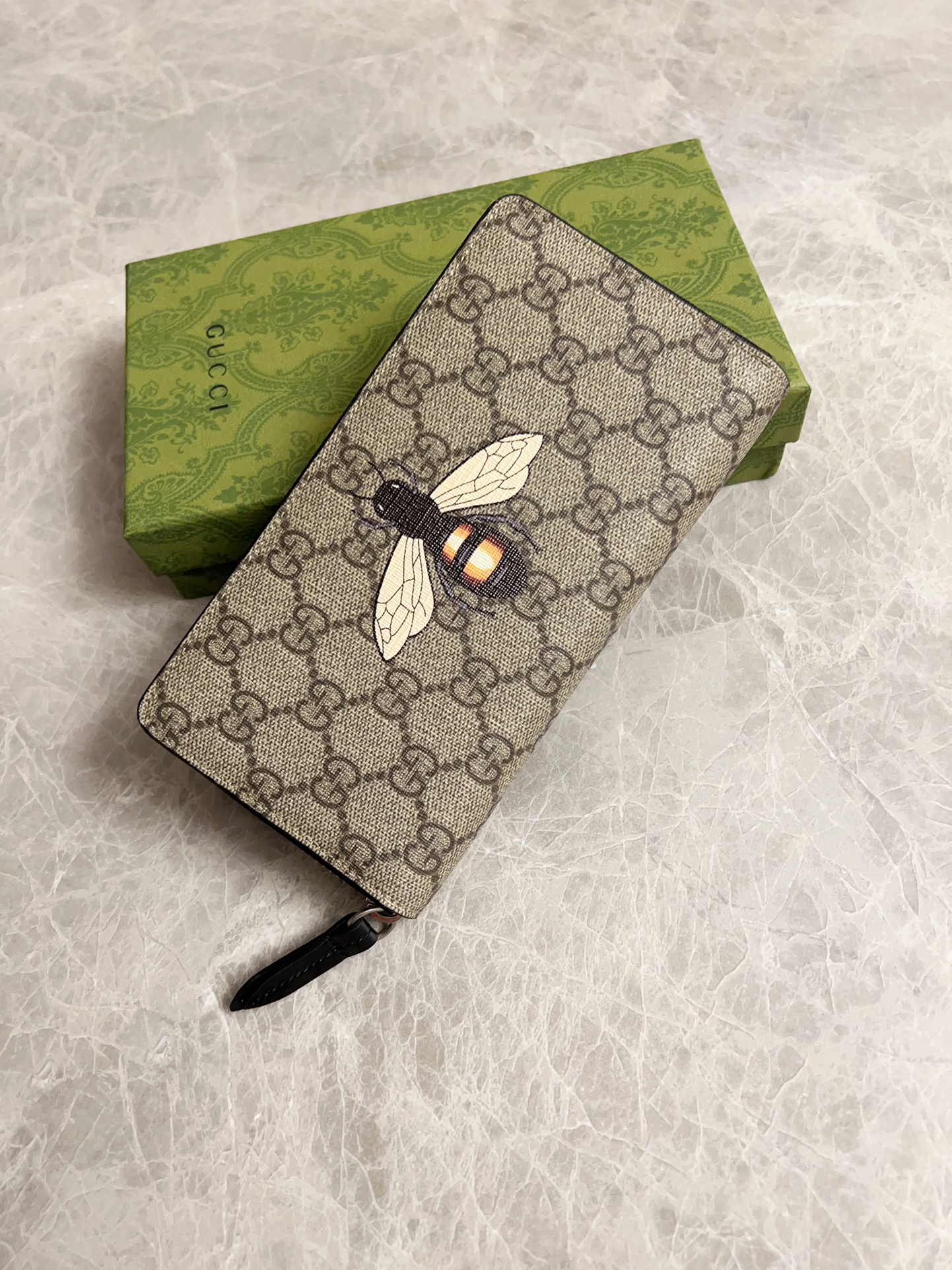 NO:673953,New men's wallet!  Synchronized with the counter, original shaved leather with high-quality PVC fabric torn-printed with the latest bee logo cotton cloth bronze gold pull money, fine oil edge workmanship, simple and elegant, fashionable and domineering, model: 451273, size: 19x10x2.5cm, color brown Pvc-black 'Bee', Gucci wallet, gucci, wallets19860909新款男士钱包！专柜同步,原版修面皮搭配上等Pvc面料撕印最新蜜蜂标志棉布古铜金拉钱,油边做工精细 ,简单大方,时尚霸气,型号: 451273,尺寸:19x10x2.5cm,颜色啡Pvc-黑 『蜜蜂』,Gucci钱包,gucci,wallets,欧美剧