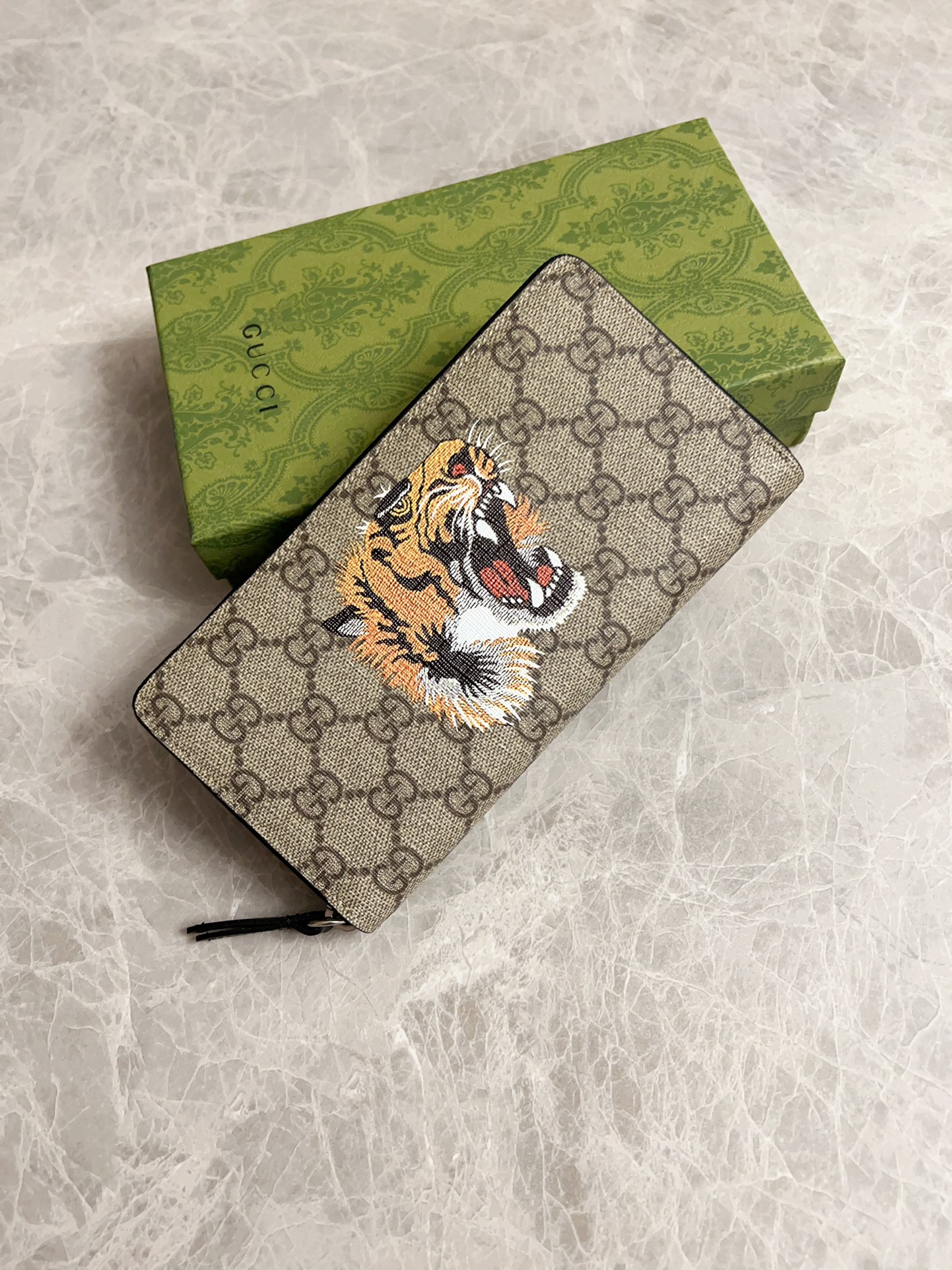 NO:673951,New men's wallet!  Synchronized with the counter, original shaved leather with high-quality PVC fabric torn-printed latest tiger head logo cotton cloth bronze gold pull money, oil edge fine workmanship, simple and elegant, fashionable and domineering, model: 451273, size: 19x10x2.5cm, color brown Pvc-black 'Tiger Head', Gucci wallet, gucci, wallets19860909新款男士钱包！专柜同步,原版修面皮搭配上等Pvc面料撕印最新虎头标志棉布古铜金拉钱,油边做工精细 ,简单大方,时尚霸气,型号: 451273,尺寸:19x10x2.5cm,颜色啡Pvc-黑 『虎头』,Gucci钱包,gucci,wallets,欧美剧