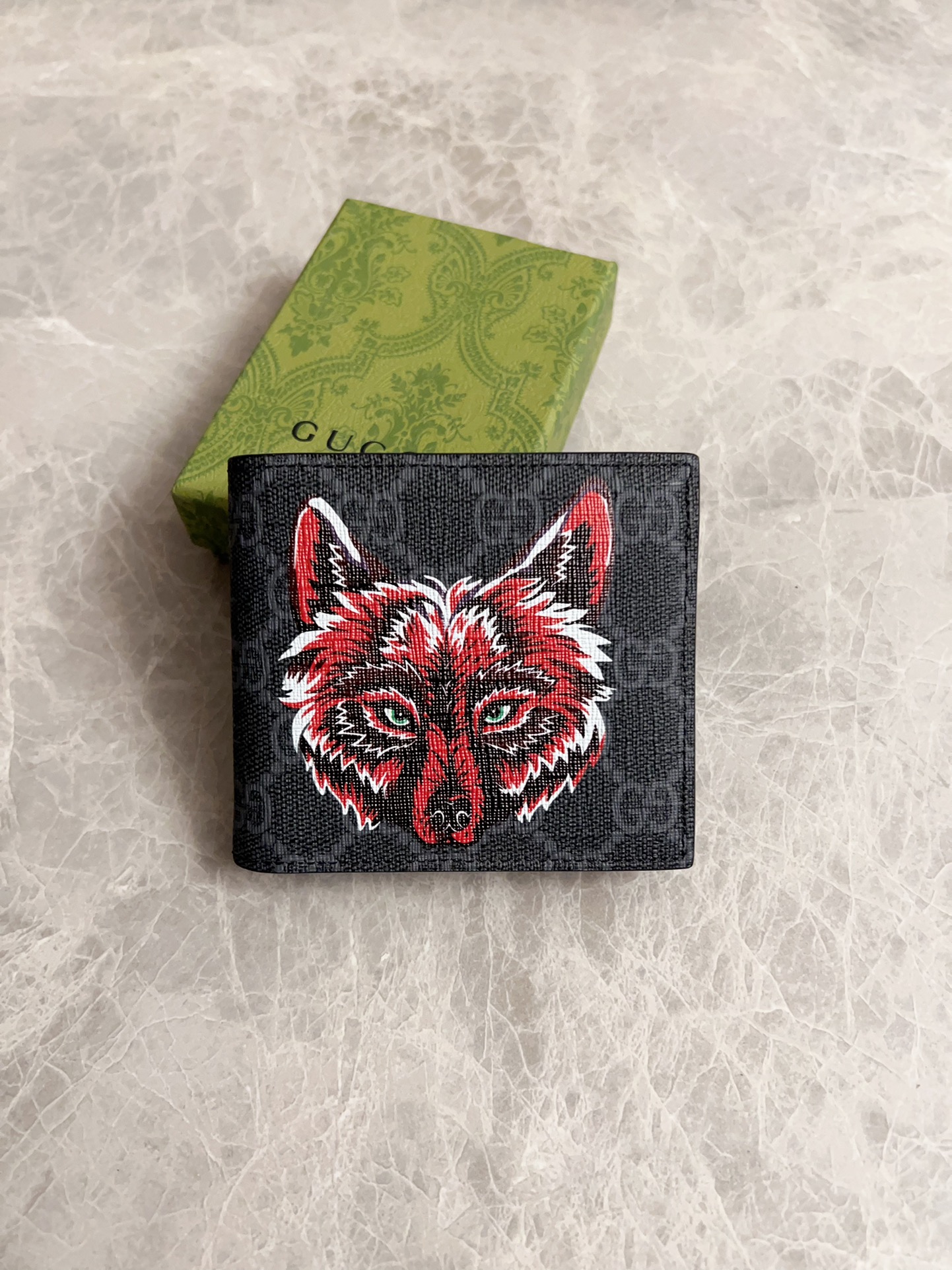 NO:673968,New men's short wallet!  Synchronized with the counter, original shaved leather with high-quality PVC fabric with the latest tear-printed red wolf head ~ logo oil edge and fine workmanship, simple and elegant, fashionable and domineering, model: 451268, size: 10x9x2.5cm, color black PVC-black 'Red Wolf Head', Gucci wallet, gucci, wallets19860909新款男士短款钱包！专柜同步,原版修面皮搭配上等Pvc面料撕印最新 红色狼头～标志油边做工精细 ,简单大方,时尚霸气,型号: 451268,尺寸:10x9x2.5cm,颜色黑Pvc-黑 『红狼头』,Gucci钱包,gucci,wallets,欧美剧