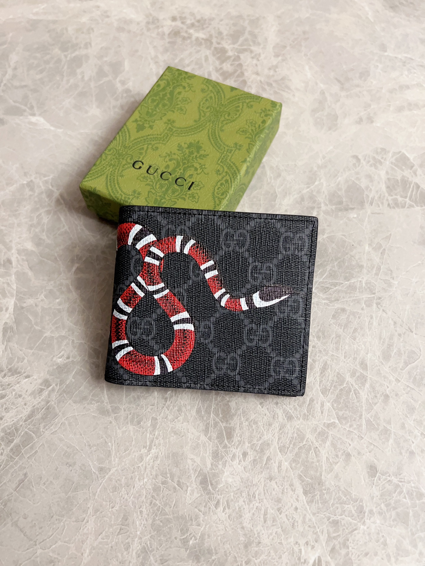 NO:673967,New Men's Short Clip Wallet!  Synchronized with the counter, original shaved leather with high-quality PVC fabric torn-printed with the latest striped snake logo, fine oil edge workmanship, simple and elegant, fashionable and domineering, model: 451268, size: 10x9cm, color black PVC-black 'Striped Snake', Gucci wallet, gucci, wallets19860909新款男士短夹钱包！专柜同步,原版修面皮搭配上等Pvc面料撕印最新 条纹蛇标志,油边做工精细 ,简单大方,时尚霸气,型号: 451268,尺寸:10x9cm,颜色黑Pvc-黑 『条纹蛇』,Gucci钱包,gucci,wallets,欧美剧