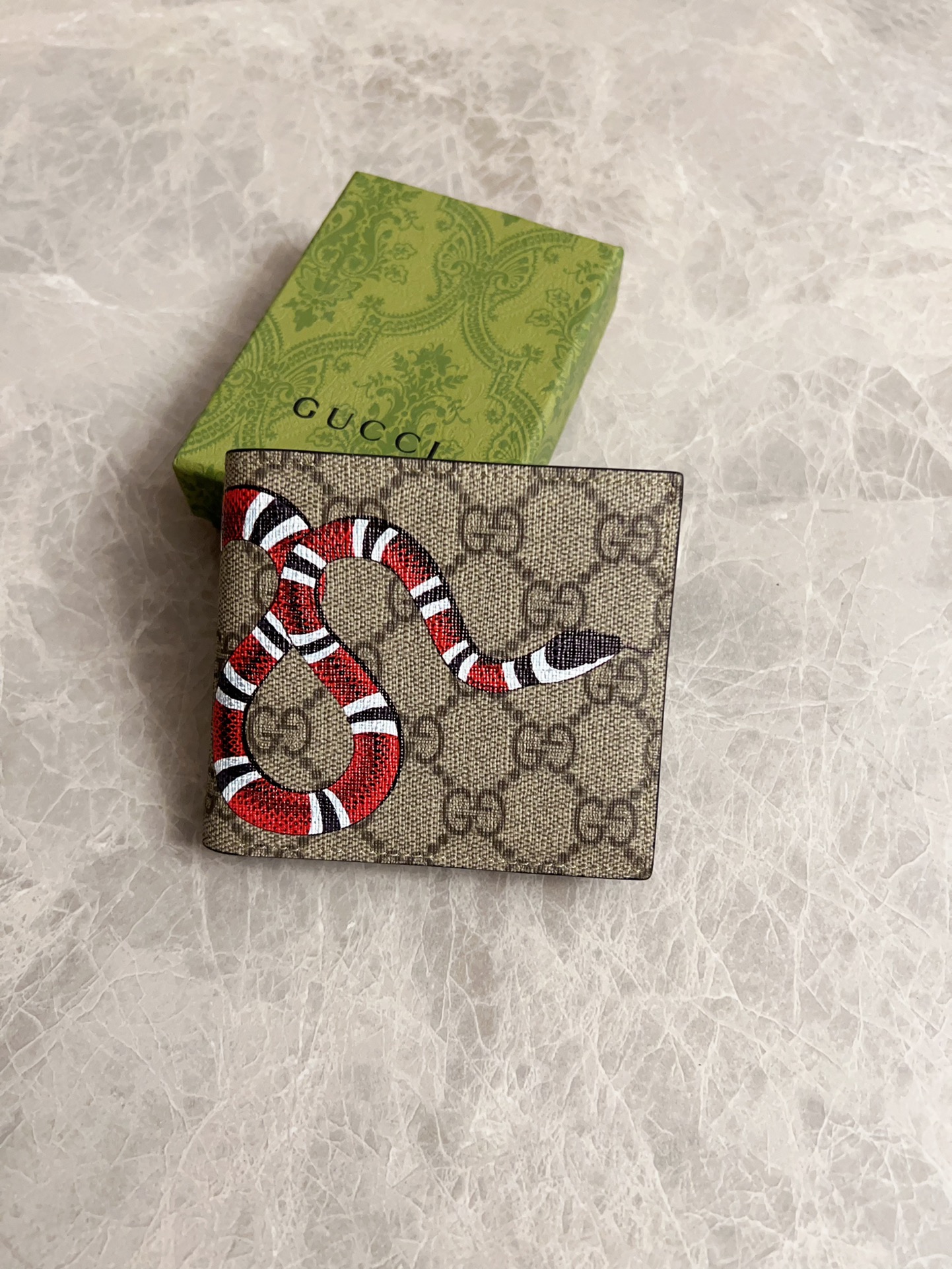 NO:673965,New men's short wallet!  Synchronized with the counter, original shaved leather with high-quality PVC fabric with the latest tear-printed striped snake logo and oil edges, fine workmanship, simple and elegant, fashionable and domineering, model: 451268, size: 10x9x2.5cm, color brown PVC-black 'Striped Snake', Gucci wallet, gucci, wallets19860909新款男士短款钱包！专柜同步,原版修面皮搭配上等Pvc面料撕印最新 条纹蛇标志油边做工精细 ,简单大方,时尚霸气,型号: 451268,尺寸:10x9x2.5cm,颜色啡Pvc-黑 『条纹蛇』,Gucci钱包,gucci,wallets,欧美剧