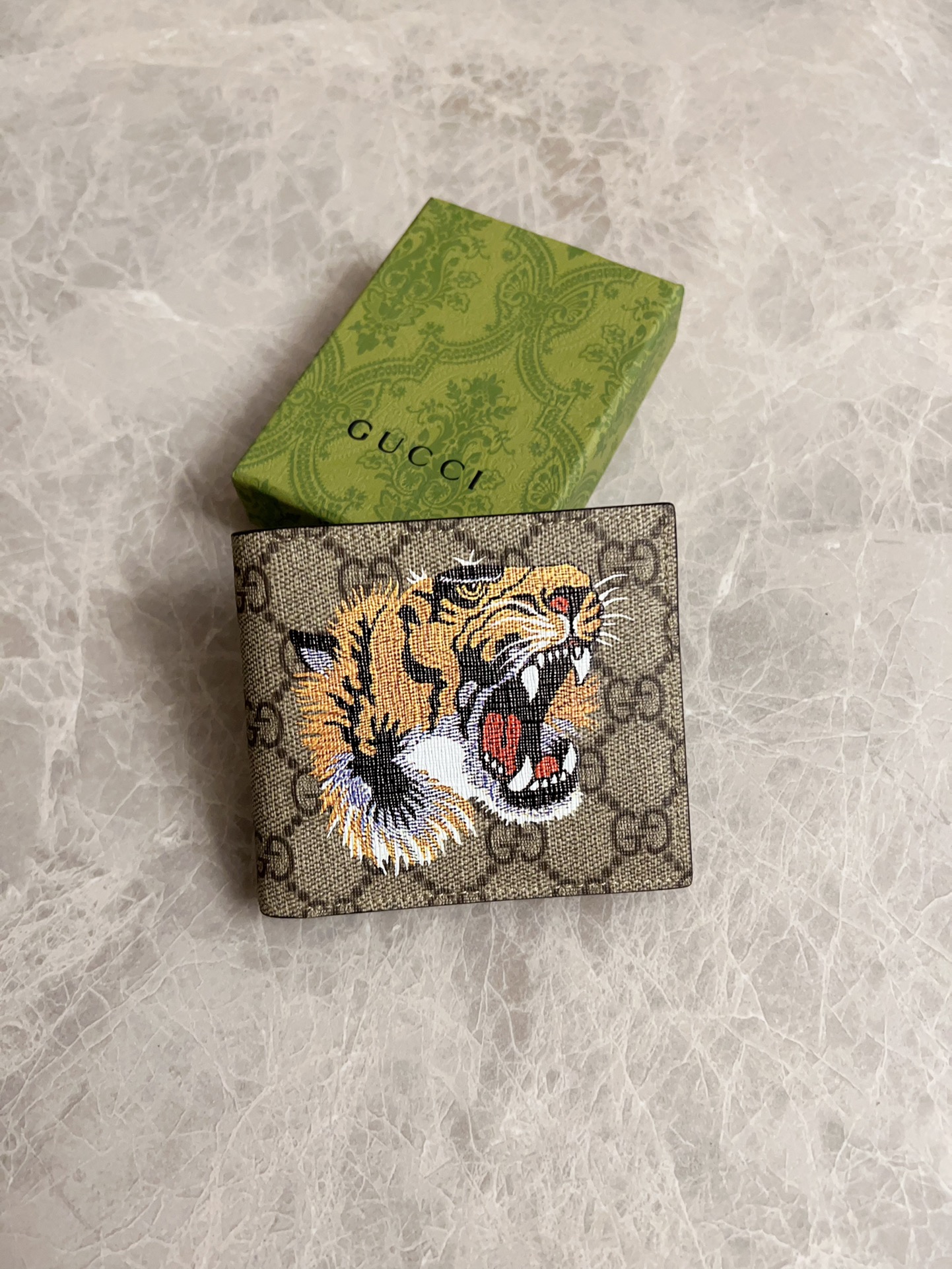 NO:673963,New men's short wallet!  Synchronized with the counter, original shaved leather with high-quality PVC fabric torn-printed with the latest tiger head logo, fine oil edge workmanship, simple and elegant, fashionable and domineering, model: 451268, size: 10x9x2.5cm, color brown PVC-black 'Tiger Head', Gucci wallet, gucci, wallets19860909新款男士短款钱包！专柜同步,原版修面皮搭配上等Pvc面料撕印最新虎头标志,油边做工精细 ,简单大方,时尚霸气,型号: 451268,尺寸:10x9x2.5cm,颜色啡Pvc-黑 『虎头』,Gucci钱包,gucci,wallets,欧美剧