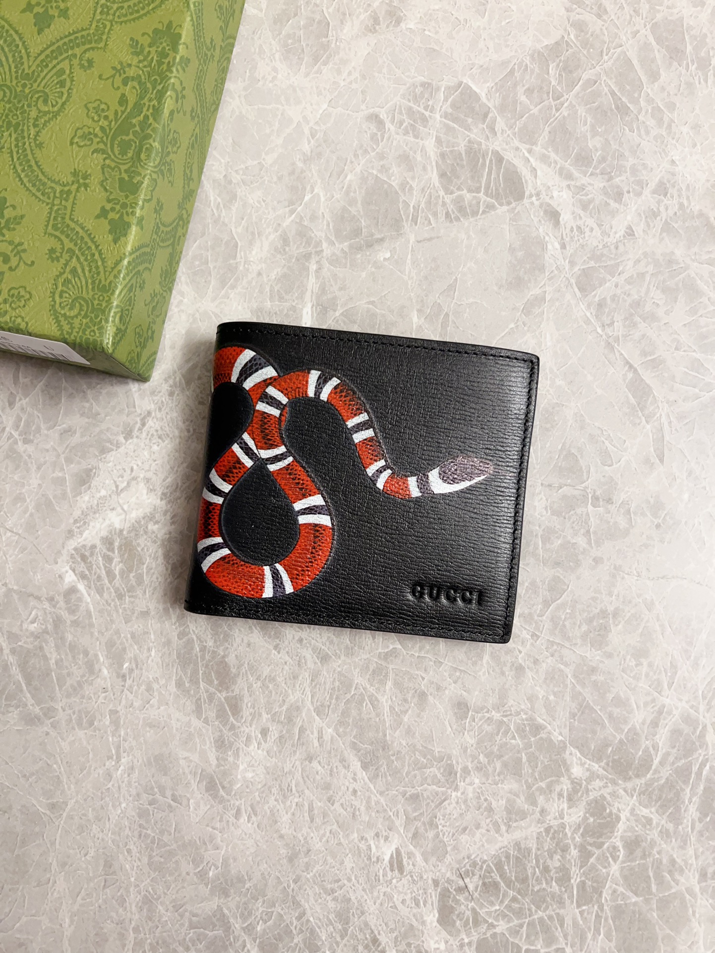 NO:673961,~The latest model~ Short clips, exclusive with water rippled cowhide king snake print, are now available!  Counter-quality corrugated cowhide imported from Italy, exquisite workmanship, synchronized with counters!  Model 451268, size: 11x9cm, color: water ripple king snake/black, Gucci wallet, gucci, wallets, cowhide19860909～最新款～短夹,水波纹牛皮王蛇印花专属打造到货！专柜品质意大利进口水波纹牛皮 做工精湛 ,专柜同步！型号451268,尺寸:11x9cm ,颜色:水波纹王蛇/黑色,Gucci钱包,gucci,wallets,cowhide,欧美剧