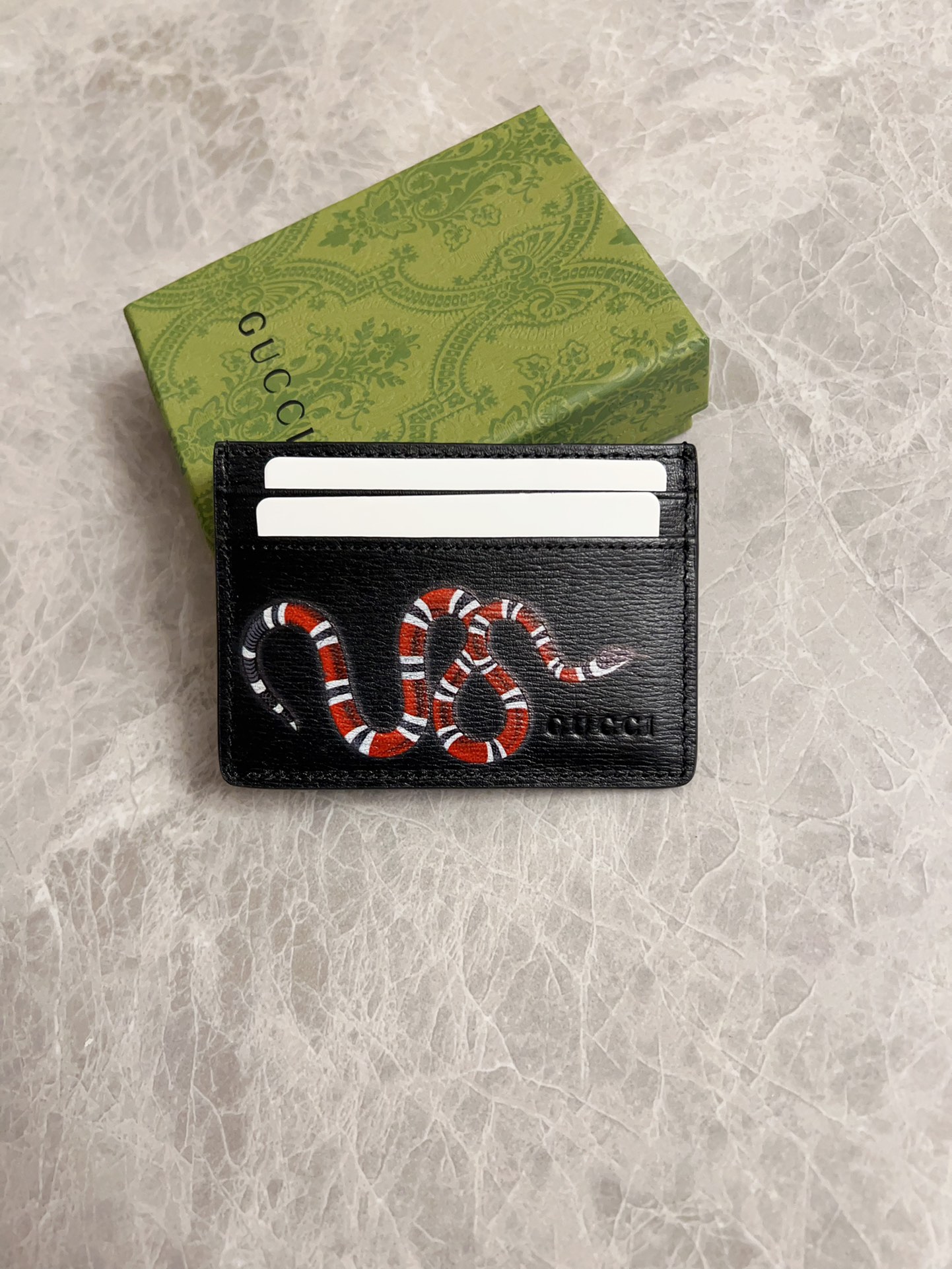 NO:673958,New men's small card holder!  Synchronized with the counter, the latest tear-printing on high-quality cowhide fabric, striped snake logo with oil edges, fine workmanship, simple and elegant, fashionable and domineering, model: 451277, size: 10x7cm, color toothpick pattern ~ black 'striped snake', Gucci wallet, gucci, wallets, cowhide19860909新款男士小卡包！专柜同步,上等牛皮面料撕印最新 条纹蛇标志油边做工精细 ,简单大方,时尚霸气,型号: 451277,尺寸:10x7cm,颜色牙签纹～黑 『条纹蛇』,Gucci钱包,gucci,wallets,cowhide,欧美剧
