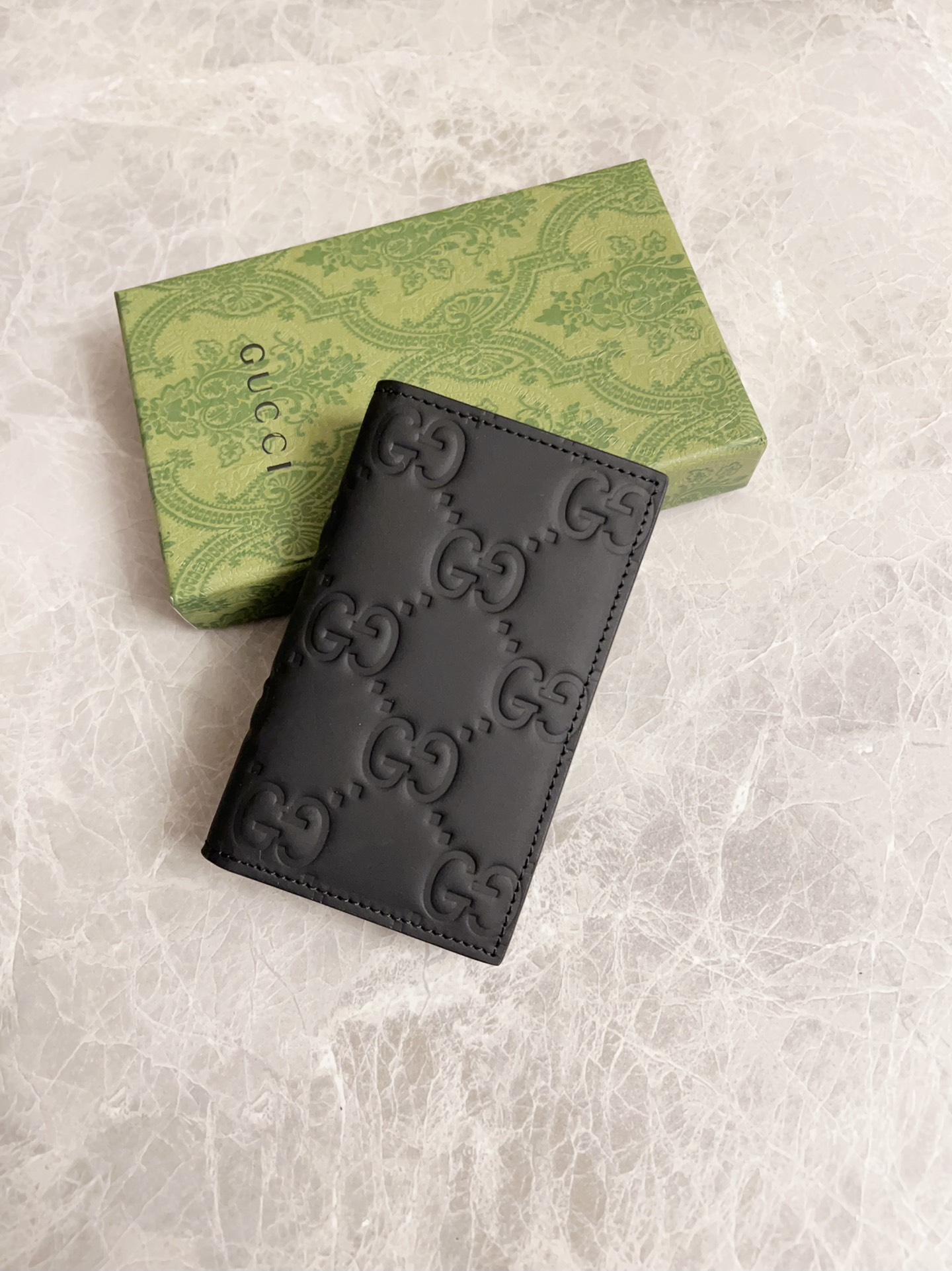 NO:672591,Gucci's new men's series of original singles made with black rubber effect make their debut, model number 771317, size 12x7cm, counter quality, top original items, real photos, Gucci wallets, gucci, wallets19860909gucci一系列原单黑色橡胶效果打造的男士新款闪亮登场款号771317 ,尺寸12x7cm专柜品质,顶级原单货,实物实拍,Gucci钱包,gucci,wallets,欧美剧