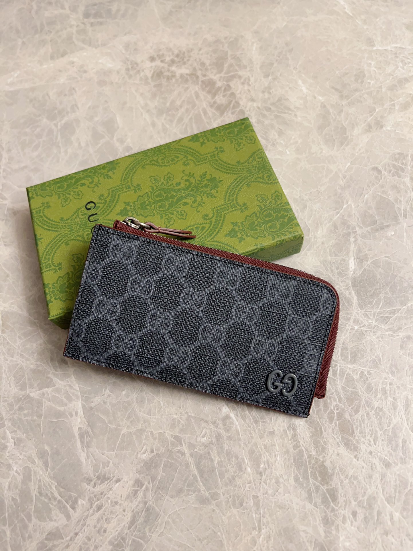 NO:671828,Gucci's latest series is presented~ The card holder has a two-tone design full of contrasting beauty to make the GG logo embellished on the bag shine. The fabric is black GG, and the lining is made of contrasting cowhide. It is made of black GG Supreme canvas with dark gray ceramic effect double G. Size 13.5x 8cm. Model 795233 (original product), Gucci wallet, gucci, wallets, cowhide19860909Gucci 最新系列呈现～卡夹以充满对比美感的双色调设计令点缀于包身的GG标识风采尽绽面料以黑色GG,内里甄选撞色牛皮制作而成黑色GG Supreme帆布,配深灰色陶瓷效果双G,尺寸13.5x 8cm 型号795233（原单出品）,Gucci钱包,gucci,wallets,cowhide,欧美剧
