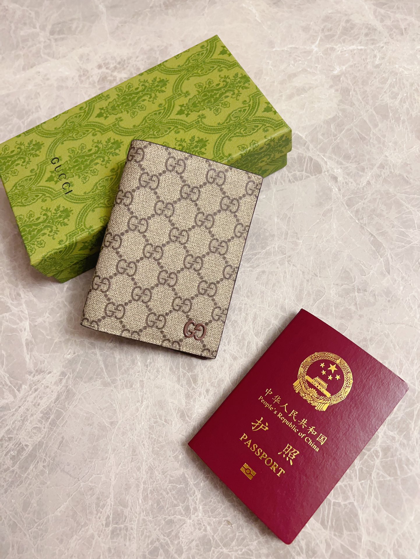 NO:672574,Gucci's latest series is presented~ The passport holder has a two-tone design full of contrasting beauty, making the GG logo embellished on the body of the bag shine. Brown/brown Brown/maroon Size 13.5x 9.5cm Model 795229, Gucci wallet, gucci, wallets19860909Gucci 最新系列呈现～护照夹以充满对比美感的双色调设计令点缀于包身的GG标识风采尽绽啡/棕色 啡/枣红色 尺寸13.5x 9.5cm 型号795229,Gucci钱包,gucci,wallets,欧美剧