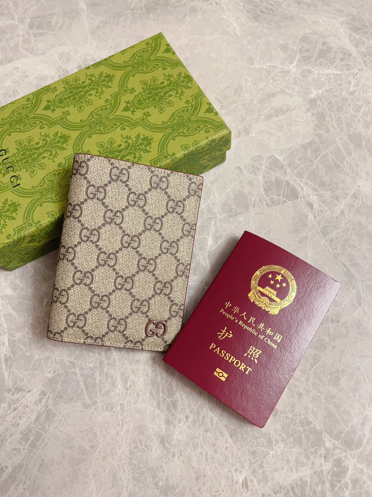NO:769136,Gucci's latest series is presented~ The passport holder has a two-tone design full of contrasting beauty, making the GG logo embellished on the body of the bag shine. Brown/brown Brown/maroon Size 13.5x 9.5cm Model 795229, Gucci wallet, gucci, wallets19860909Gucci 最新系列呈现～护照夹以充满对比美感的双色调设计令点缀于包身的GG标识风采尽绽啡/棕色 啡/枣红色 尺寸13.5x 9.5cm 型号795229,Gucci钱包,gucci,wallets,欧美剧