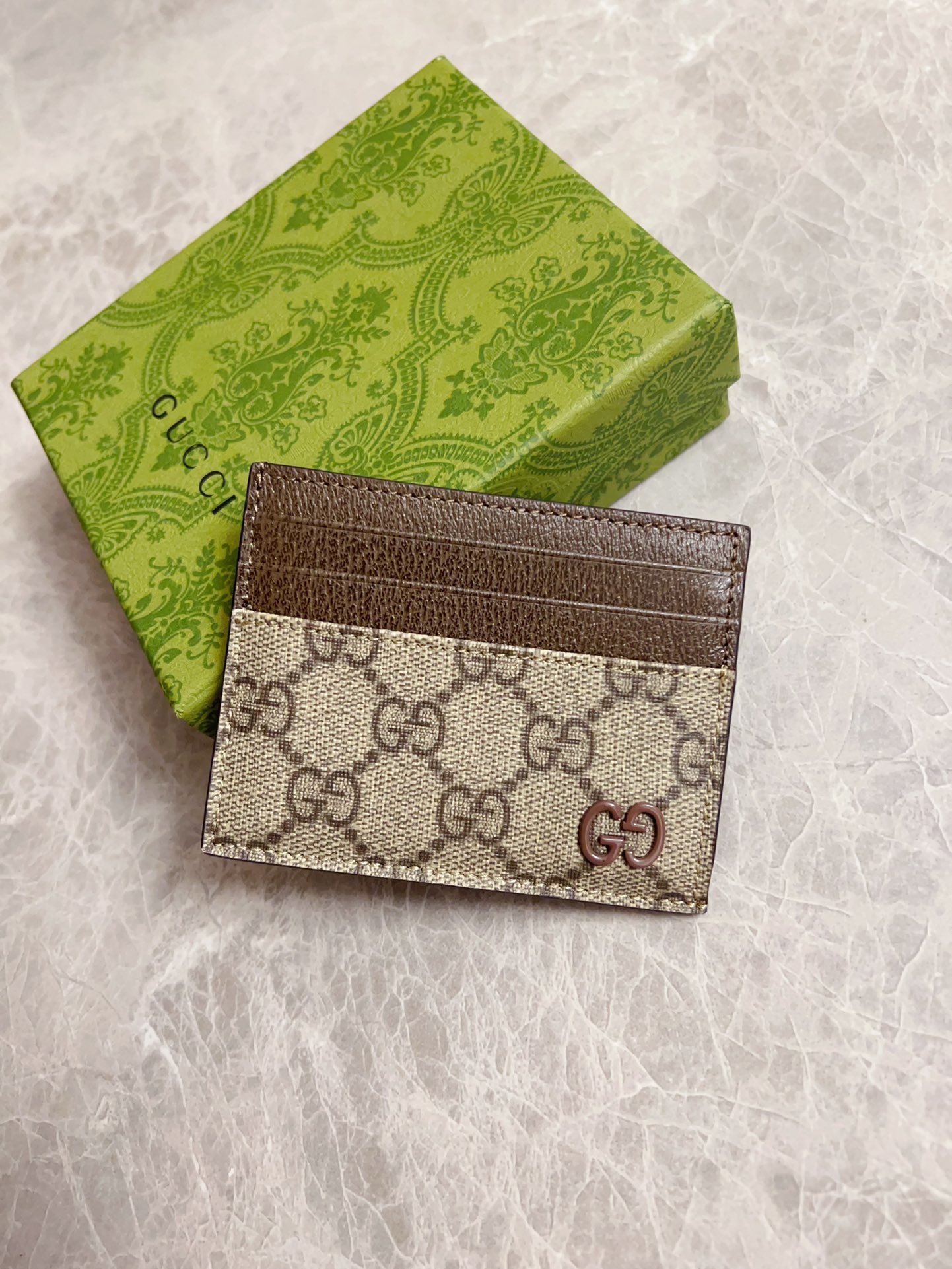 NO:769146,Gucci's latest series is presented~ The card holder has a two-tone design full of contrasting beauty, allowing the GG logo embellished on the bag to shine. The interior is made of contrasting cowhide. There are 2 colors to choose from. Brown/brown Brown/maroon Size 10x 8cm Model 795230 (original product), Gucci wallet, gucci, wallets, cowhide19860909Gucci 最新系列呈现～卡夹以充满对比美感的双色调设计令点缀于包身的GG标识风采尽绽内里甄选撞色牛皮制作而成2个颜色可选 啡/棕色 啡/枣红色 尺寸10x 8cm 型号795230（原单出品）,Gucci钱包,gucci,wallets,cowhide,欧美剧