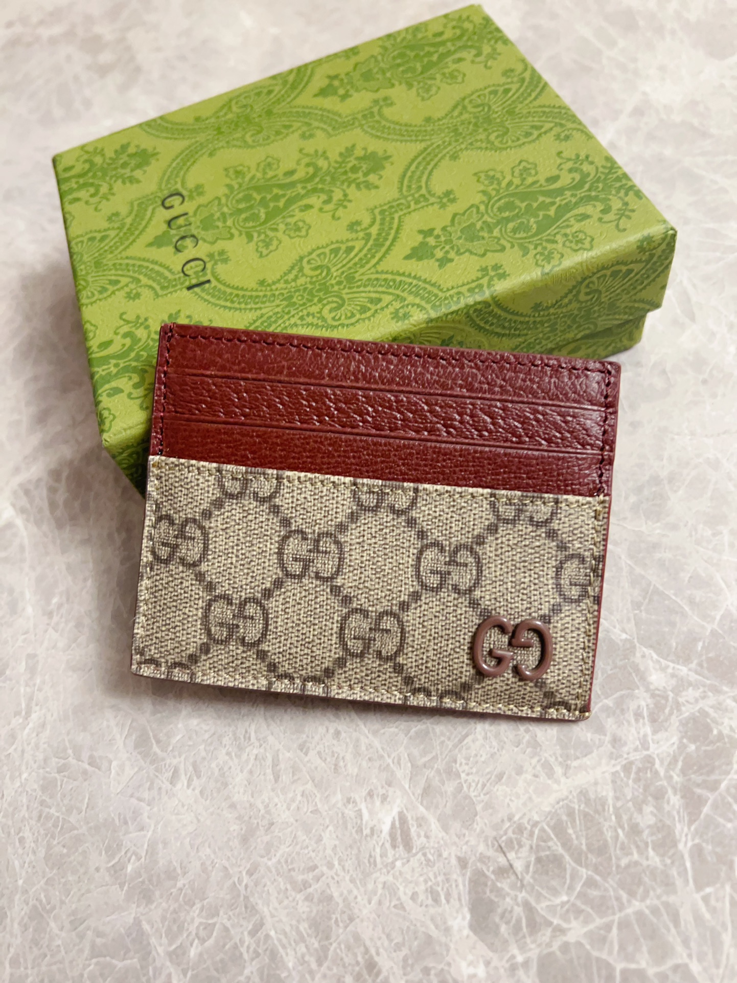 NO:672592,Gucci's latest series is presented~ The card holder has a two-tone design full of contrasting beauty, allowing the GG logo embellished on the bag to shine. The interior is made of contrasting cowhide. There are 2 colors to choose from. Brown/brown Brown/maroon Size 10x 8cm Model 795230 (original product), Gucci wallet, gucci, wallets, cowhide19860909Gucci 最新系列呈现～卡夹以充满对比美感的双色调设计令点缀于包身的GG标识风采尽绽内里甄选撞色牛皮制作而成2个颜色可选 啡/棕色 啡/枣红色 尺寸10x 8cm 型号795230（原单出品）,Gucci钱包,gucci,wallets,cowhide,欧美剧