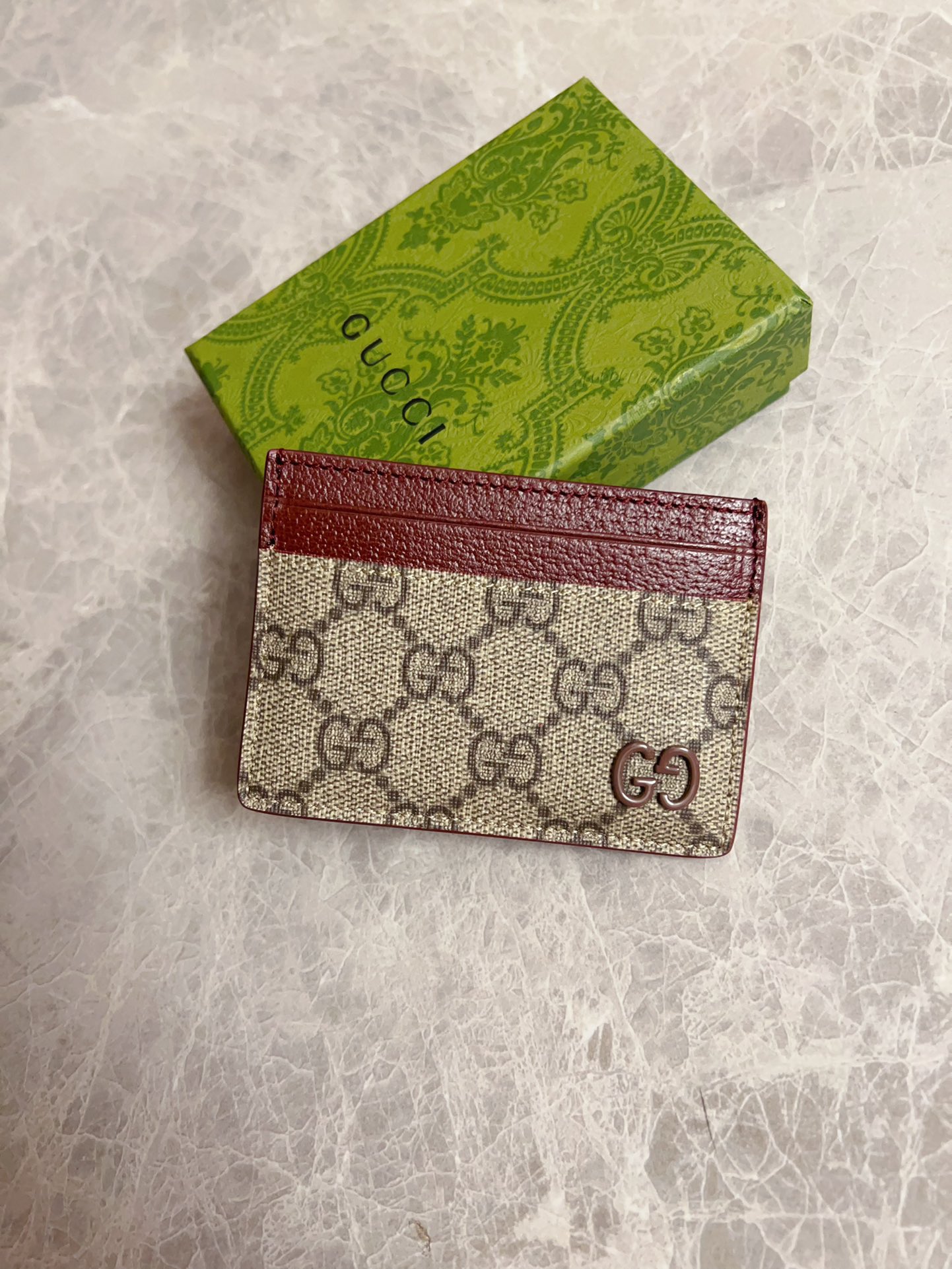 NO:813344,Gucci's latest series is presented~ The card bag has a two-tone design full of contrasting beauty, which makes the GG logo embellished on the bag shine. The interior is made of contrasting cowhide. There are 2 colors to choose from. Brown/brown, brown/maroon. Size 10x 7cm. Model 768248 (original product), Gucci wallet, gucci, wallets, cowhide19860909Gucci 最新系列呈现～卡片包以充满对比美感的双色调设计令点缀于包身的GG标识风采尽绽内里甄选撞色牛皮制作而成2个颜色可选 啡/棕色 , 啡/枣红色 尺寸10x 7cm 型号768248（原单出品）,Gucci钱包,gucci,wallets,cowhide,Wallet purse