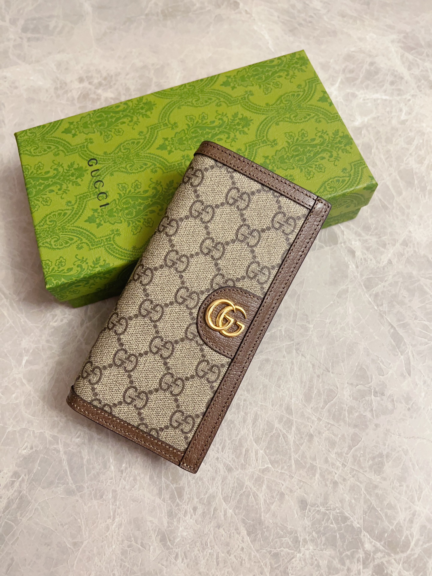 NO:673245,GucciO's latest phidia series suit wallet, Ophidia series items have endless retro feelings. GG Supreme canvas, cowhide piping, gun silver/straight gold tone accessories Double G Model 791746 Size 19x 9.5cm Color gray/blue//brown pvc., Gucci wallet, gucci, wallets, business suit, cowhide19860909GucciO最新phidia系列西装夹包,Ophidia系列单品不息的复古情怀.GG Supreme帆布,牛皮滚边,枪银/直金色调配件 双G 型号791746 尺寸19x 9.5cm 颜色灰/蓝//棕pvc.,Gucci钱包,gucci,wallets,business suit,cowhide,欧美剧