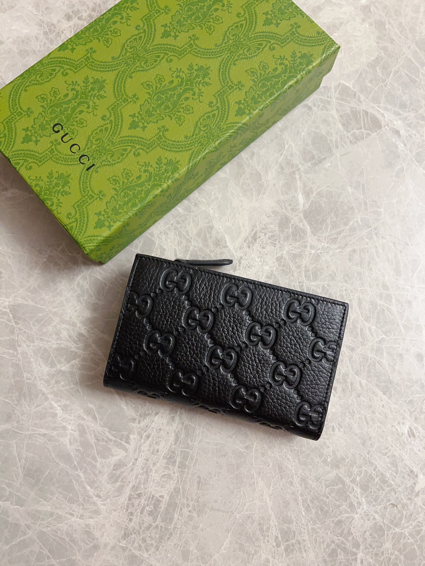 NO:674460,The new GG Emblem series super soft lychee embossed/full leather wallet!  (Mid-length clip) model 815874, size 18x14x3cm, Gucci wallet, gucci, wallets19860909新款GG Emblem系列超柔软荔克色压花/全皮钱包！（中长夹）型号815874,尺寸18x14x3cm,Gucci钱包,gucci,wallets,欧美剧