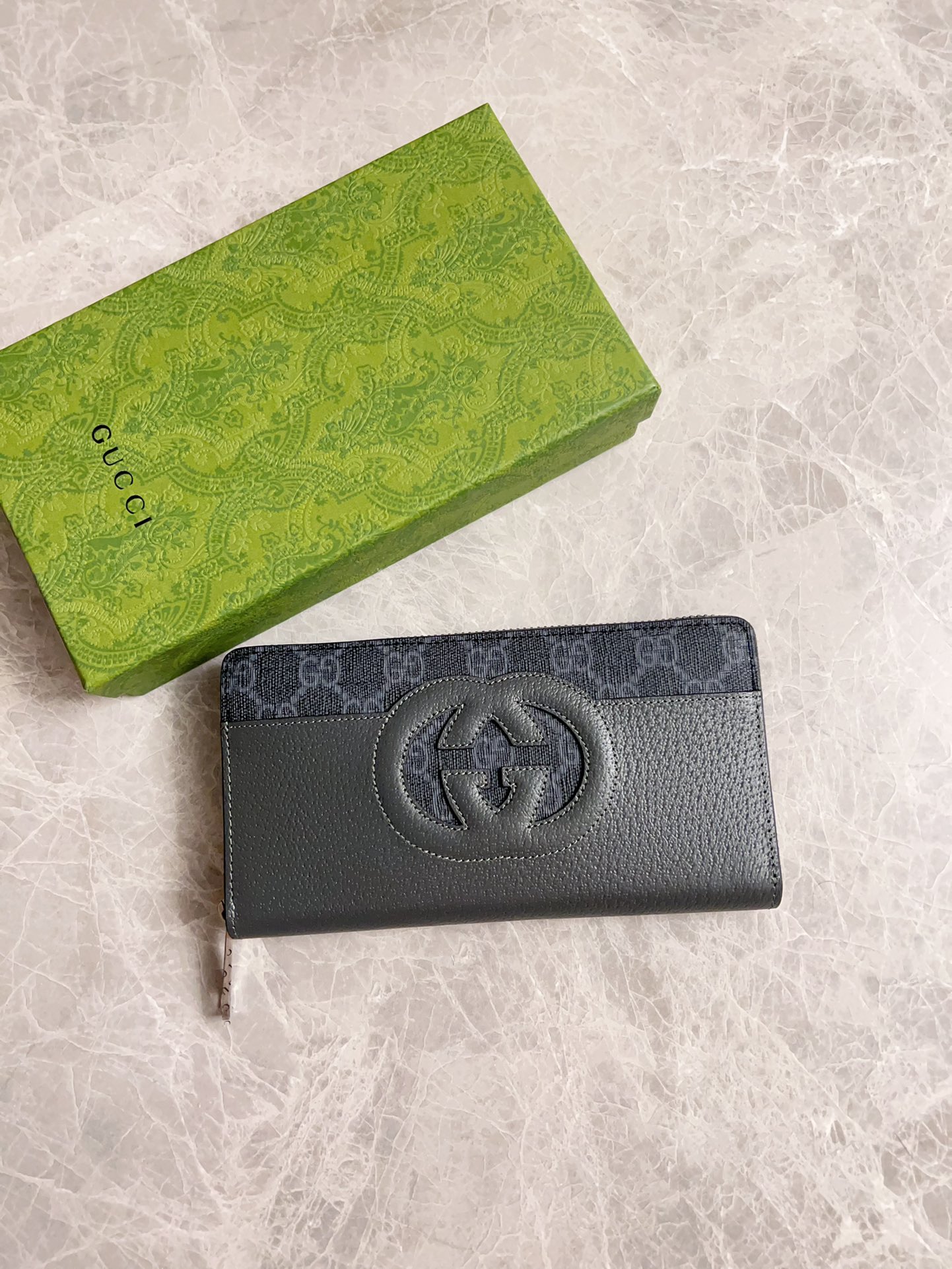 NO:671146,Gucci's latest ~ men's zipper wallet embellished with hollow interlocking G details, cleverly paired with GG Supreme canvas, creating an accessory that is both modern and classic. The iconic interlocking G logo is derived from the initials of the brand's founder, Mr. Guccio Gucci, and has been constantly reinterpreted in various forms and styles. Model 701423, size 19x 10x 3cm, Gucci wallet, gucci, wallets19860909Gucci最新～男士拉链钱包缀饰镂空互扣式双G细节,巧妙搭配GG Supreme帆布,塑就兼具现代风尚与经典格调的配饰标志性互扣式双G标识该标识源自品牌创始人Guccio Gucci先生的姓名首字母,以各种形式和风格不断得到焕新演绎型号701423尺寸19x 10x 3cm,Gucci钱包,gucci,wallets,欧美剧