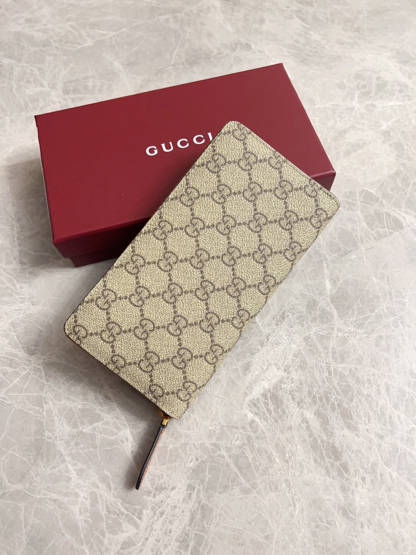 NO:671834,The GG Emblem series reinterprets the classic double G pattern with creative design and innovative functions. The new granular PVC fabric is paired with original factory calfskin, making it fashionable and versatile!  Brown, black model number 821207 size 19x10x 2.5cm, Gucci wallet, gucci, wallets, cowhide19860909GG Emblem系列以创意设计和创新功能焕新诠释经典双G图案,全新颗粒PVC面料搭配原工厂小牛皮,时尚百搭！棕色,黑色 款号821207 尺寸19x10x 2.5cm,Gucci钱包,gucci,wallets,cowhide,欧美剧