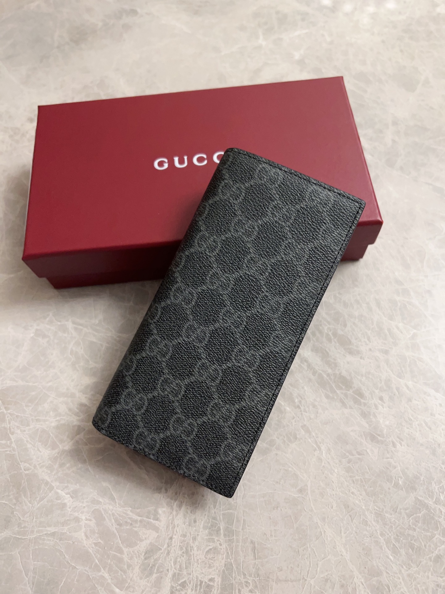 NO:671835,The GG Emblem series reinterprets the classic double G pattern with creative design and innovative functions. The new granular PVC fabric is paired with original factory calfskin, making it fashionable and versatile!  Brown, black model number 821213 size 19x9cm, Gucci wallet, gucci, wallets, cowhide19860909GG Emblem系列以创意设计和创新功能焕新诠释经典双G图案,全新颗粒PVC面料搭配原工厂小牛皮,时尚百搭！棕色,黑色 款号821213 尺寸19x9cm,Gucci钱包,gucci,wallets,cowhide,欧美剧