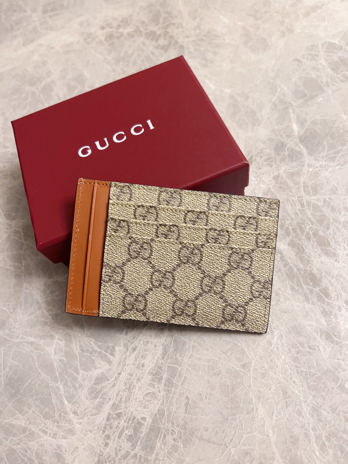 NO:671459,The GG Emblem series reinterprets the classic double G pattern with creative design and innovative functions. The new granular PVC fabric is paired with original factory calfskin, making it fashionable and versatile!  Brown, black model number 821208 size 12x8cm, Gucci wallet, gucci, wallets, cowhide19860909GG Emblem系列以创意设计和创新功能焕新诠释经典双G图案,全新颗粒PVC面料搭配原工厂小牛皮,时尚百搭！棕色,黑色 款号821208 尺寸12x8cm,Gucci钱包,gucci,wallets,cowhide,欧美剧