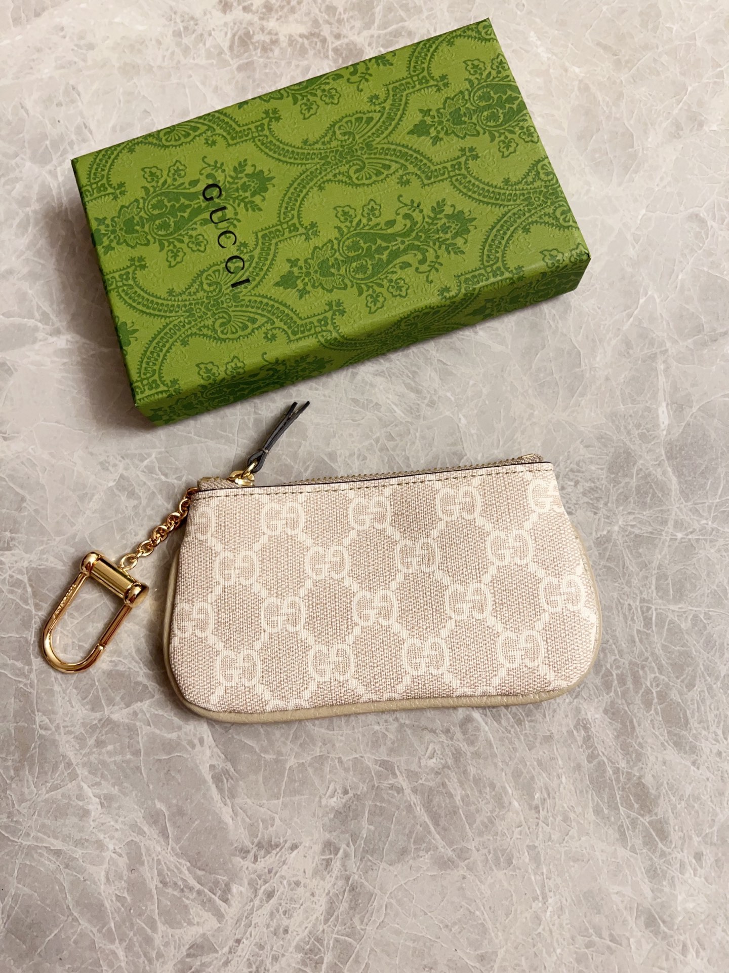 NO:671830,GG's new small coin purse ~ lipstick bag is made of imported cowhide leather and PVC, with exquisite original factory double G hardware, flexible and unique hook buckle, small and exquisite, great effect, model 772321, color: khaki pvc, size 12x7.5x1.5cm, Gucci wallet, gucci, wallets, cowhide19860909GG全新小零钱包～口红包采用进口牛皮拼PVC ,搭配精致原工厂双g五金,灵活别致的勾扣,小巧玲珑,大大作用,型号772321,颜色:卡其pvc,尺寸12x7.5x1.5cm,Gucci钱包,gucci,wallets,cowhide,欧美剧