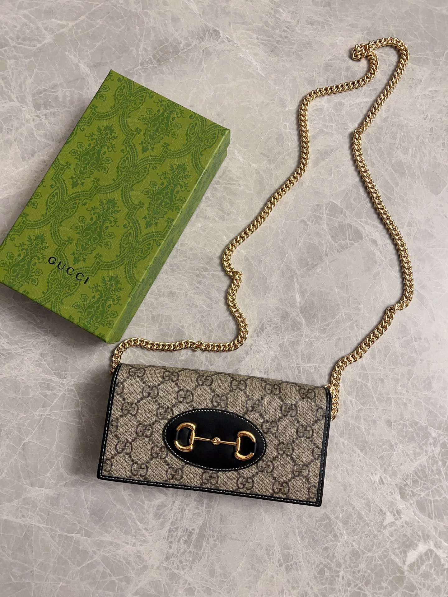 NO:673302,The newly launched Gucci 1955 horsebit card holder made of GG Supreme high-grade man-made canvas and brown leather material. This series adopts the double ring and long strip design in line with the handbag. This detail is inspired by the brand's equestrian roots. It is one of Gucci's classic heritage and one of the brand's most representative symbolic elements. Blue PVC Model 621892 size 19x10x4cm, Gucci wallet, gucci, wallets19860909全新推出这款由GG Supreme高级人造帆布和棕色皮革材质制成的Gucci 1955马衔扣卡包该系列采用与手袋一脉相承的双环和长条形设计这一细节灵感借鉴自品牌的马术本源是Gucci经典传承之一也是品牌最具代表性的符号元素之一 蓝PVC 型号621892尺寸19x10x4cm,Gucci钱包,gucci,wallets,欧美剧