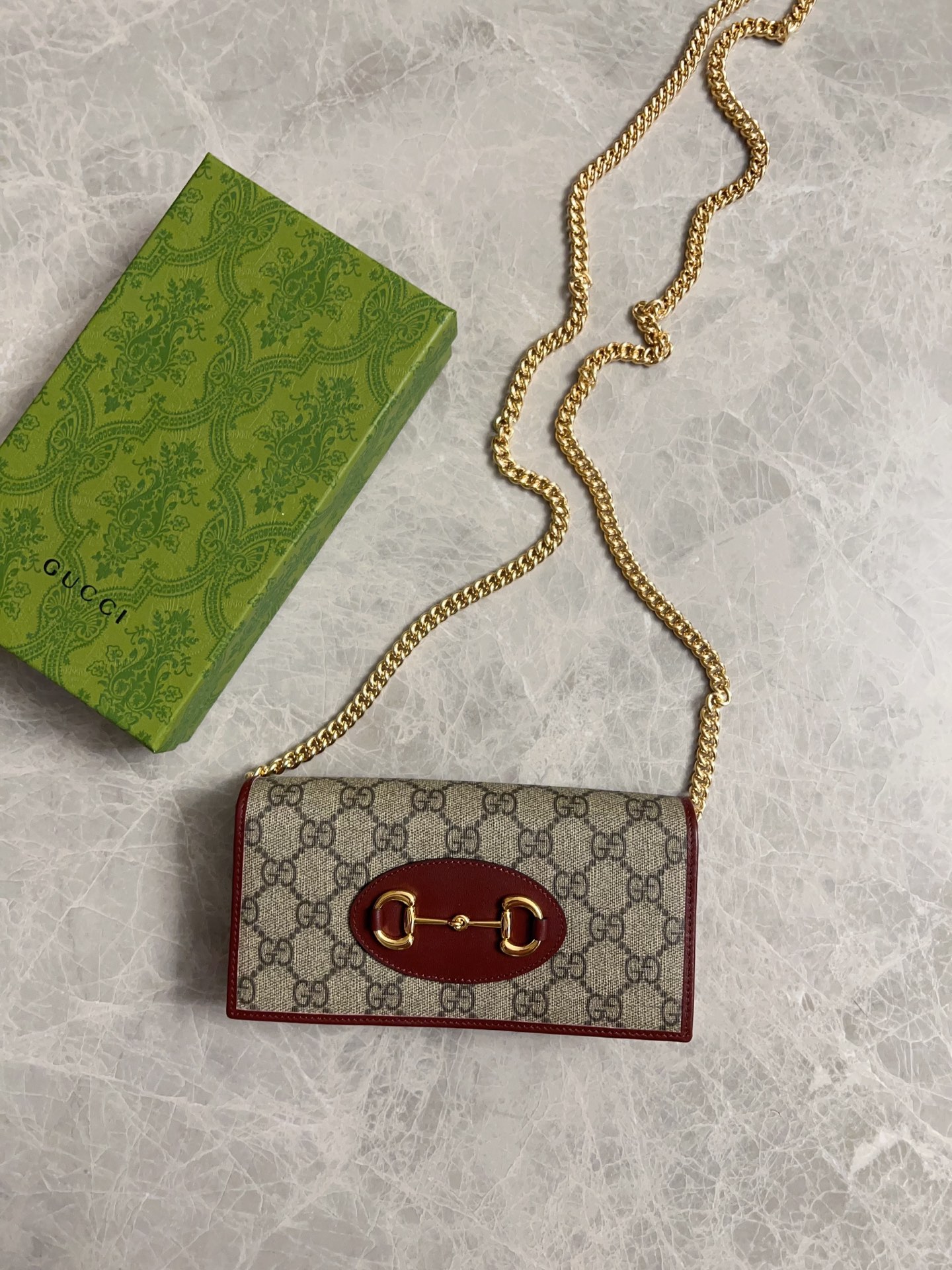 NO:673298,The newly launched Gucci 1955 horsebit card holder made of GG Supreme high-grade artificial canvas and brown leather material. This series adopts the double ring and long strip design in line with the handbag. This detail is inspired by the brand's equestrian roots. It is one of Gucci's classic heritage and one of the brand's most representative symbolic elements. Model 621892 size 19x10x4cm, Gucci wallet, gucci, wallets19860909全新推出这款由GG Supreme高级人造帆布和棕色皮革材质制成的Gucci 1955马衔扣卡包该系列采用与手袋一脉相承的双环和长条形设计这一细节灵感借鉴自品牌的马术本源是Gucci经典传承之一也是品牌最具代表性的符号元素之一型号621892尺寸19x10x4cm,Gucci钱包,gucci,wallets,欧美剧