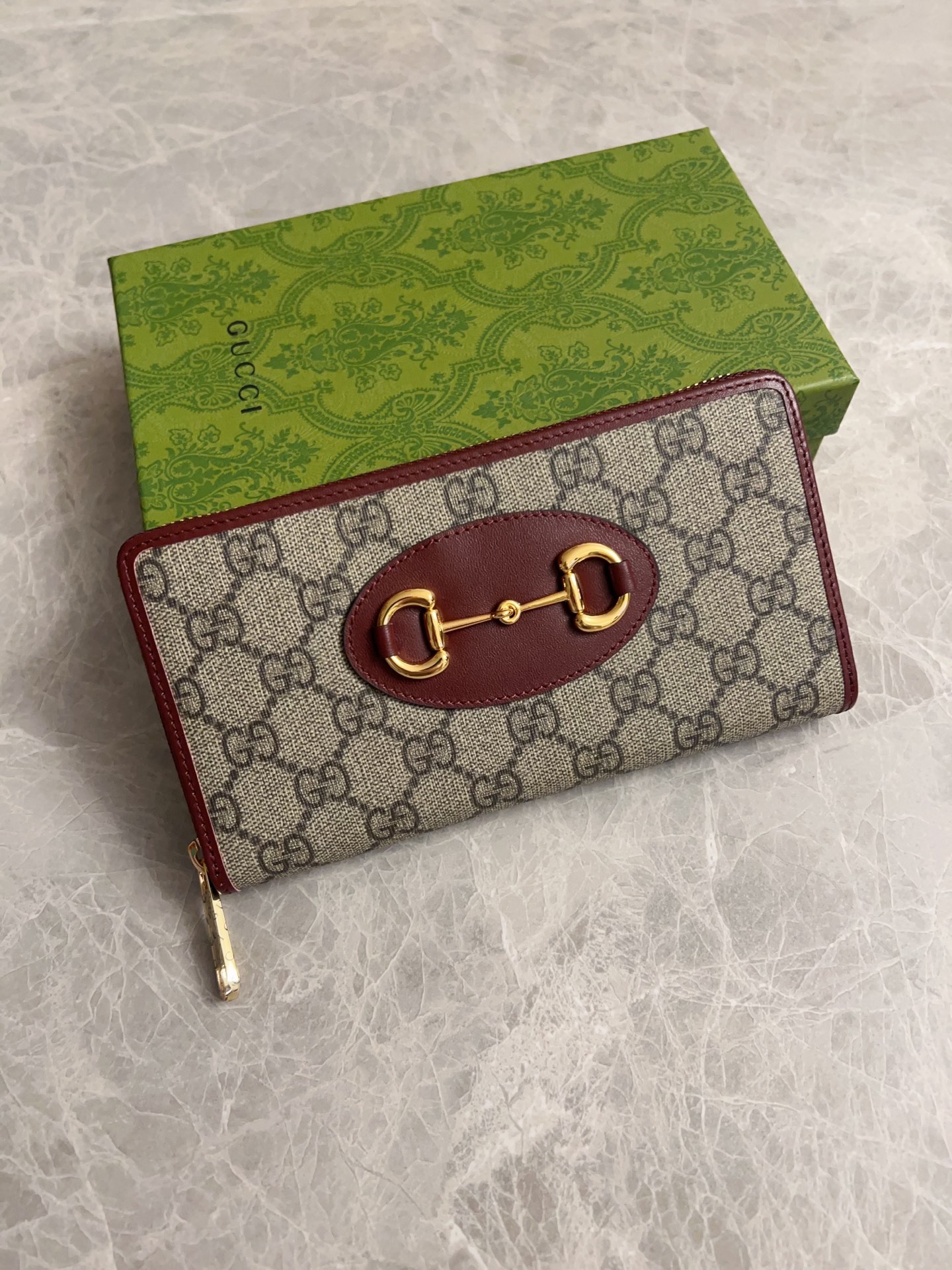 NO:671457,The newly launched Gucci 1955 horsebit card bag made of GG Supreme high-grade artificial canvas and brown leather material. This series adopts the double ring and long strip design in line with the handbag. This detail is inspired by the brand's equestrian roots. It is one of Gucci's classic heritage and one of the brand's most representative symbolic elements. Model 621889, size 19.5x10x3cm, Gucci wallet, gucci, wallets19860909全新推出这款由GG Supreme高级人造帆布和棕色皮革材质制成的Gucci 1955马衔扣卡包该系列采用与手袋一脉相承的双环和长条形设计这一细节灵感借鉴自品牌的马术本源是Gucci经典传承之一也是品牌最具代表性的符号元素之一型号621889,尺寸19.5x10x3cm,Gucci钱包,gucci,wallets,欧美剧