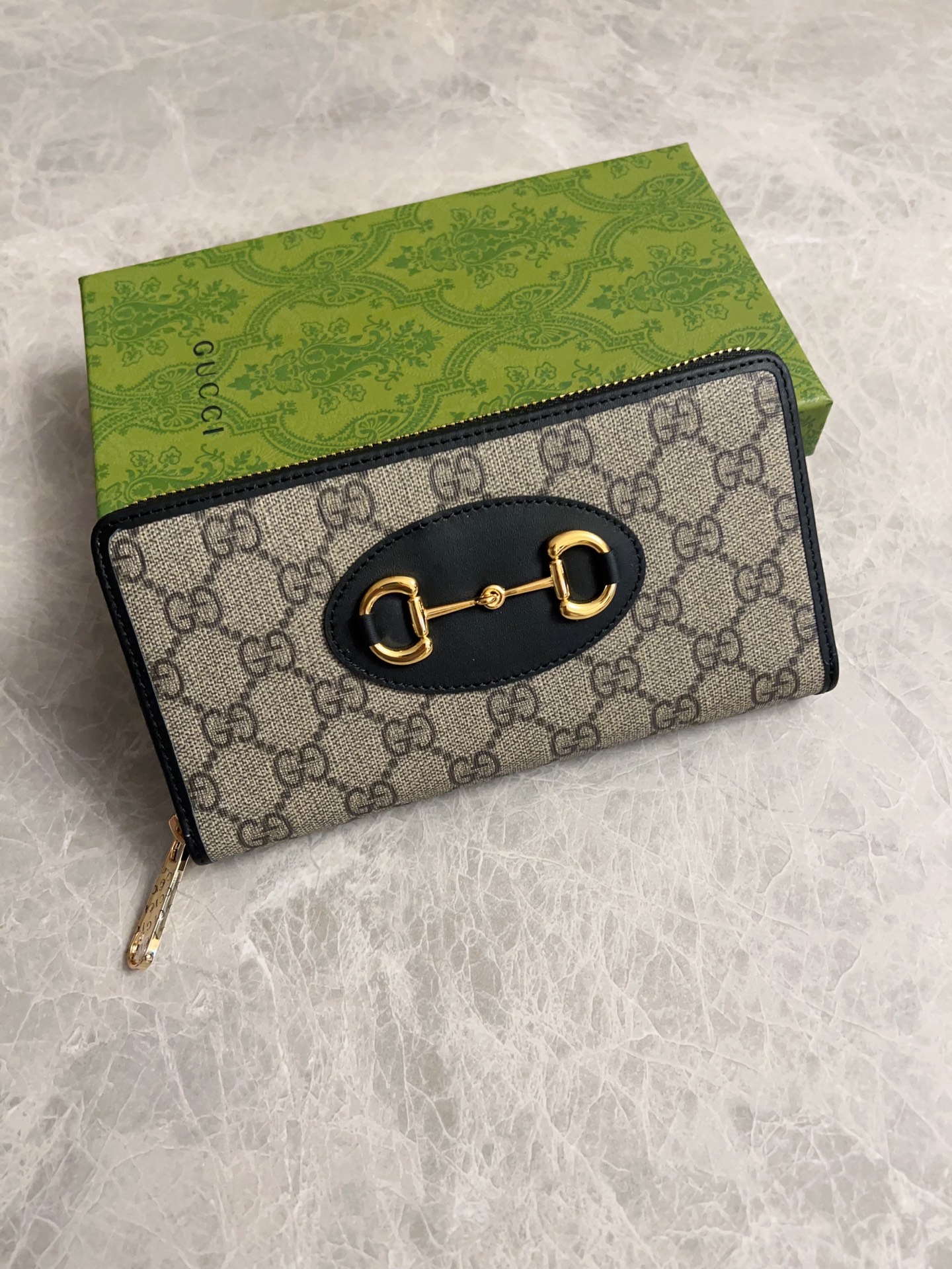 NO:673295,The newly launched Gucci 1955 horsebit card bag made of GG Supreme high-grade artificial canvas and brown leather material. This series adopts the double ring and long strip design in line with the handbag. This detail is inspired by the brand's equestrian roots. It is one of Gucci's classic heritage and one of the brand's most representative symbolic elements. Model 621889, size 19.5x10x3cm, Gucci wallet, gucci, wallets19860909全新推出这款由GG Supreme高级人造帆布和棕色皮革材质制成的Gucci 1955马衔扣卡包该系列采用与手袋一脉相承的双环和长条形设计这一细节灵感借鉴自品牌的马术本源是Gucci经典传承之一也是品牌最具代表性的符号元素之一型号621889,尺寸19.5x10x3cm,Gucci钱包,gucci,wallets,欧美剧