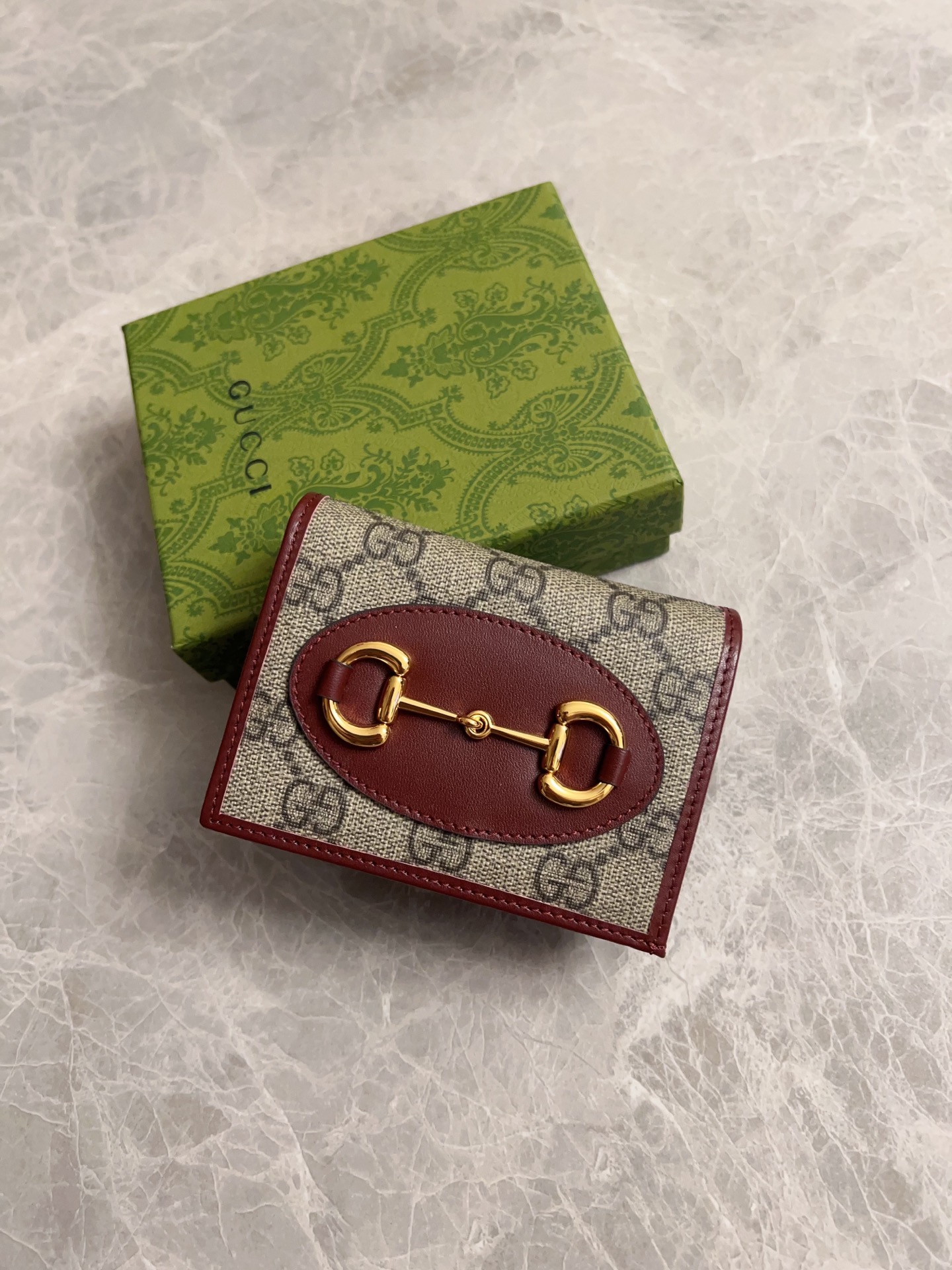 NO:673321,The newly launched Gucci 1955 horsebit card holder made of GG Supreme high-grade man-made canvas and cowhide material. This series adopts the double ring and long strip design in line with the handbag. This detail is inspired by the brand's equestrian roots. It is one of Gucci's classic heritage and one of the brand's most representative symbolic elements. Model 621887, size width 11x height 8.5x side width 3cm, Gucci wallet, gucci, wallets, cowhide19860909全新推出这款由GG Supreme高级人造帆布和牛皮材质制成的Gucci 1955马衔扣卡包该系列采用与手袋一脉相承的双环和长条形设计这一细节灵感借鉴自品牌的马术本源是Gucci经典传承之一也是品牌最具代表性的符号元素之一型号621887,尺寸宽11x高8.5x侧宽3cm,Gucci钱包,gucci,wallets,cowhide,欧美剧
